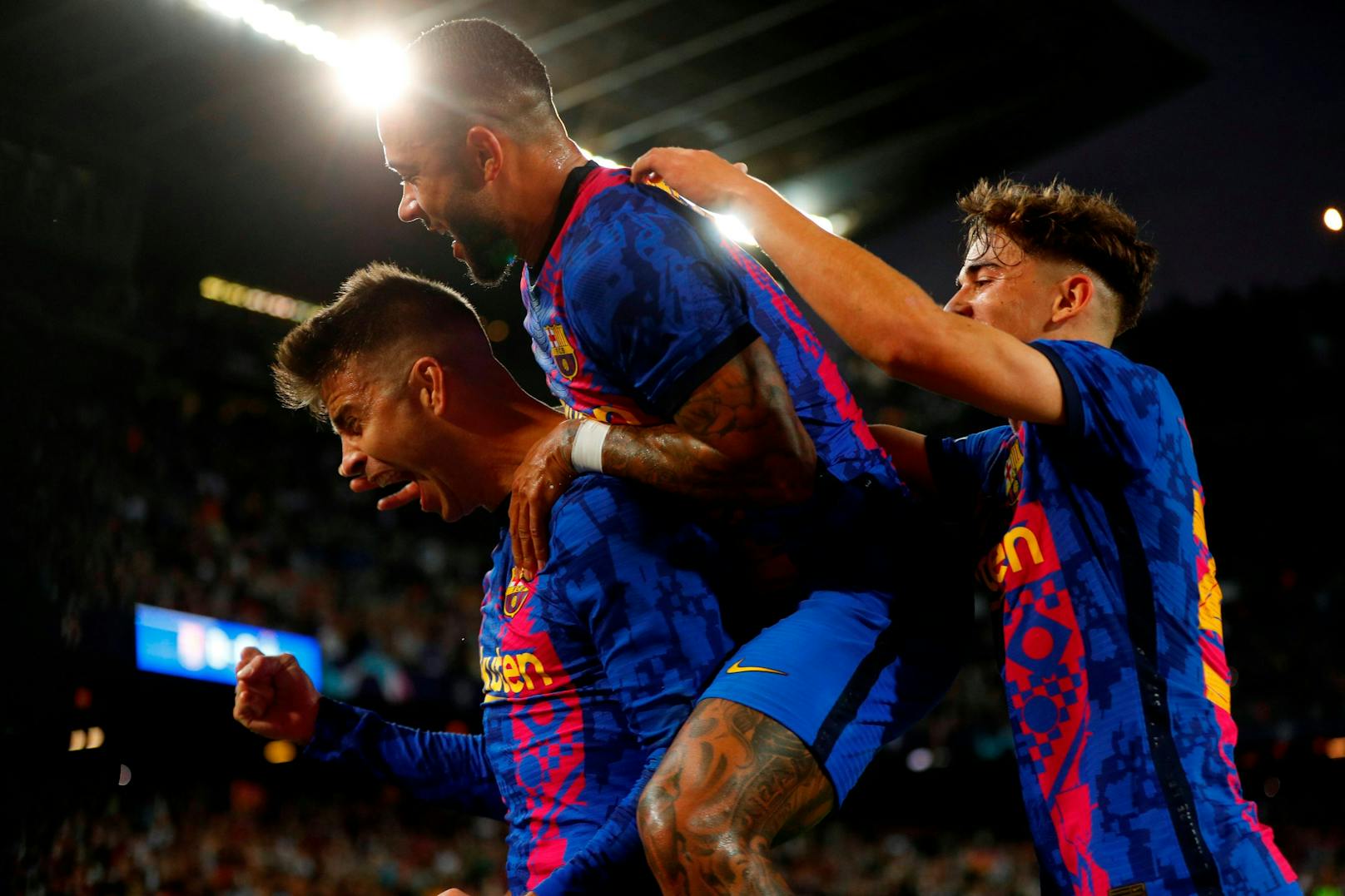 Der FC Barcelona feiert den ersten Sieg in der Champions League. 