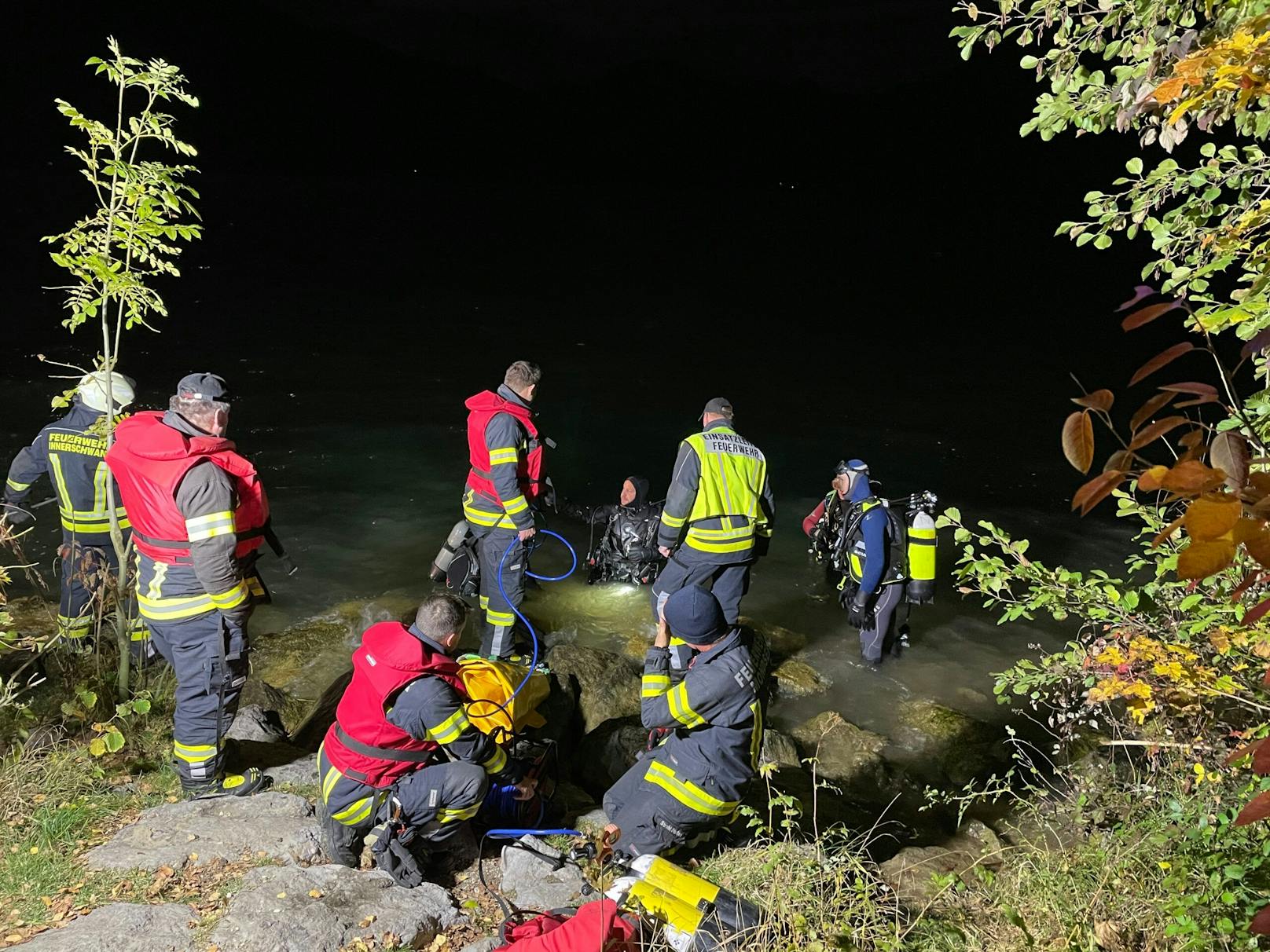 Das Fahrzeug sank etwa 15 Meter vom Ufer entfernt mit dem Lenker auf eine Tiefe von etwa fünf Meter ab