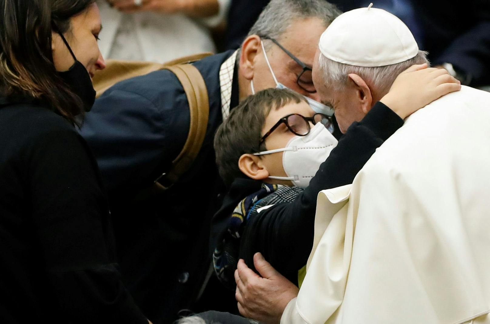 Papst Franziskus schenkte einem Buben eine seiner weißen Kappen. Das Kind näherte sich dem Pontifex bei einer Audienz.
