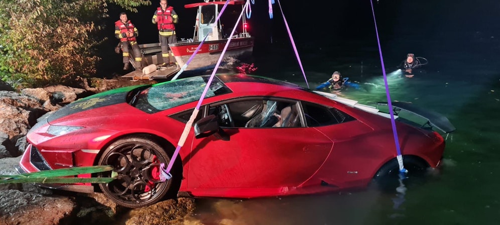 Vom Pedal abgerutscht: 31-Jähriger landet mit 300.000-Euro-Lambo im Mondsee.