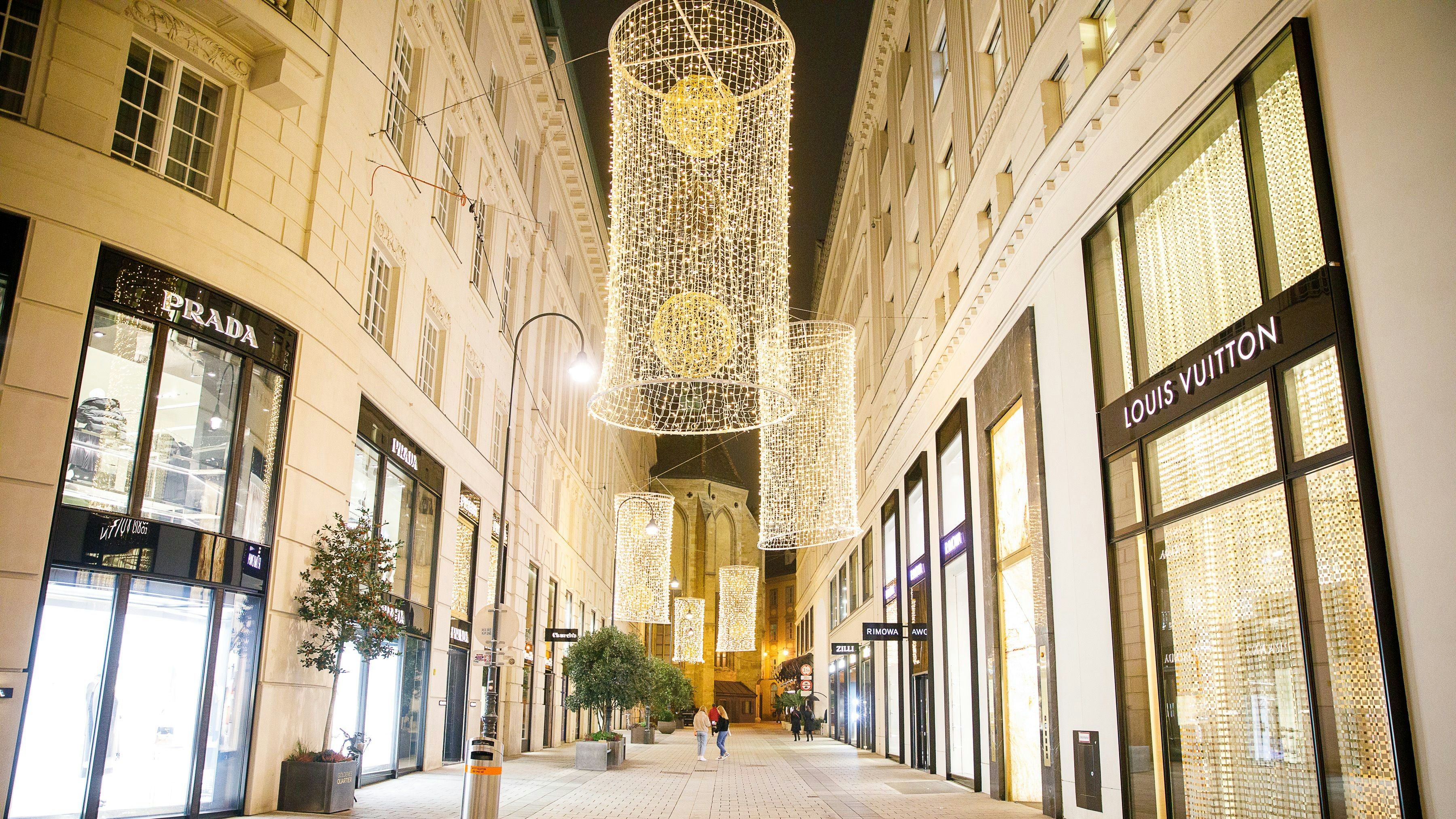 Tubes hängen in der Wiener Seitzergasse.