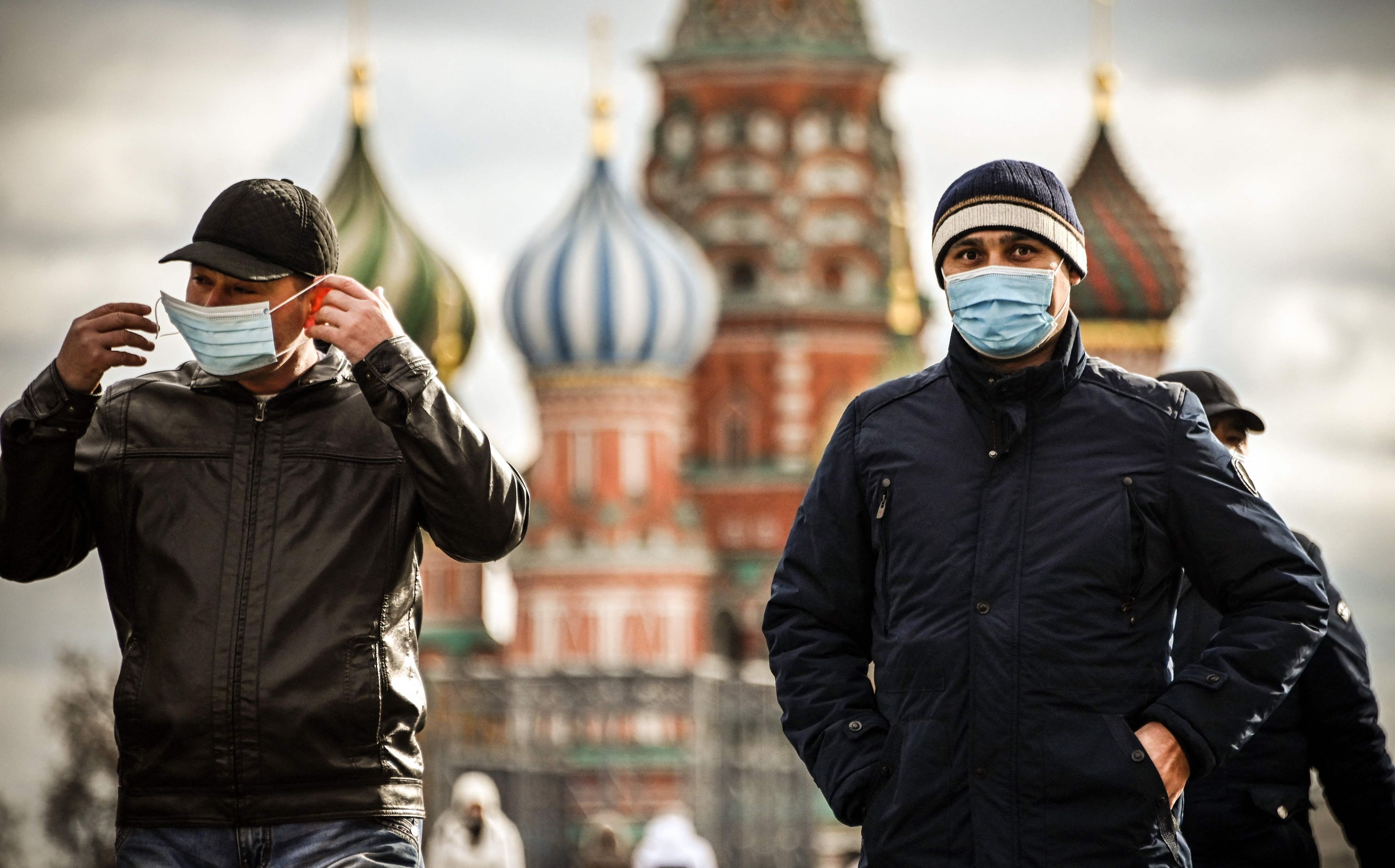 Download von www.picturedesk.com am 20.10.2021 (15:39).  TOPSHOT - Tourists wearing face masks walk along Red Square in central Moscow on October 20, 2021, amid the crisis linked with the Covid-19 pandemic. - Russia said Wednesday 1,028 people died of Covid over the past 24 hours, a new record, as President Vladimir Putin mulls introducing nationwide restrictions to curb the spread of the disease. (Photo by Alexander NEMENOV / AFP) - 20211020_PD3686 - Rechteinfo: Rights Managed (RM) Nur für redaktionelle Nutzung! Werbliche Nutzung erfordert Freigabe: bitte schicken Sie uns eine Anfrage.