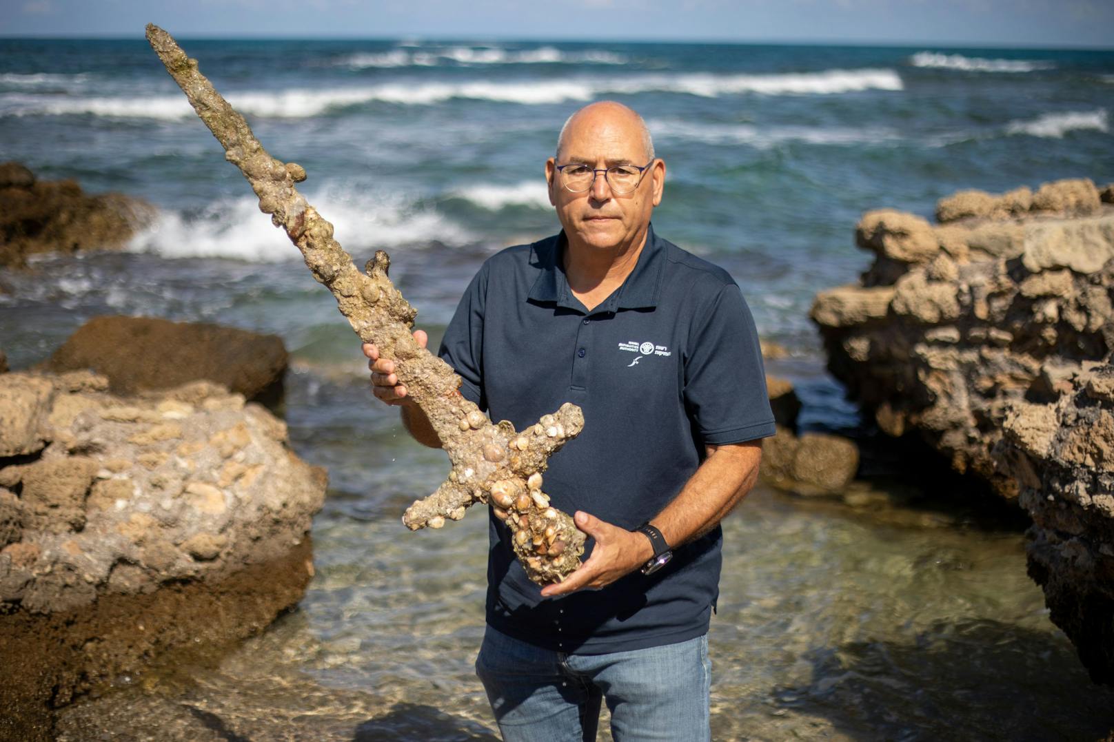 Jacob Sharvit von der israelischen Altertumsbehörde zeigt am Strand der israelischen Hafenstadt Caesarea ein antikes, einen Meter langes Schwert... <br><br>