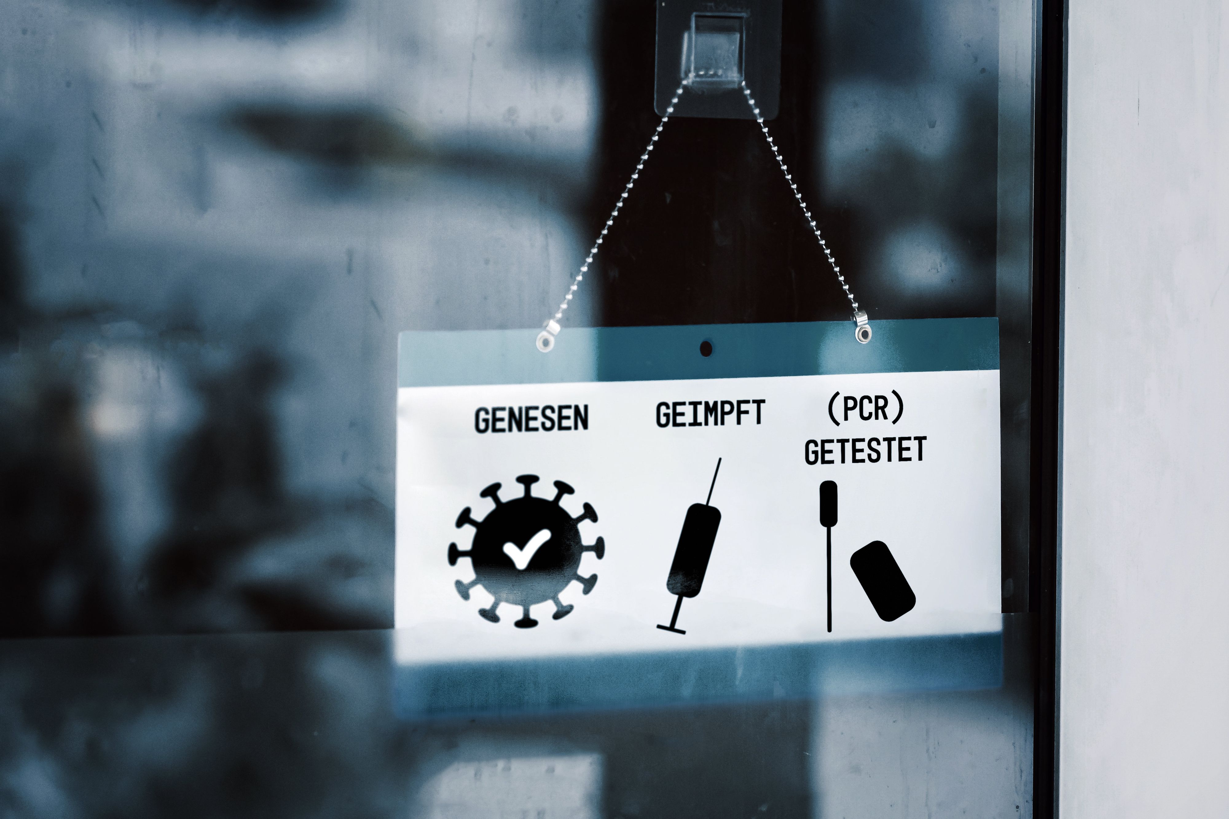 Download von www.picturedesk.com am 20.10.2021 (21:27).  ACT action_36554964 -- 06 October 2021: Sign with the inscription 3G Plus Rule, Covid 19 protective measure Admission in restaurant or club according to Bavaria model only persons who are Tested, Vaccinated or Recovered PCR Test Tested 3G Rule + *** Schild mit der Aufschrift 3G Plus Regel, Covid 19 Schutzmaßnahme Zutritt in Restaurant oder Club nach Bayern Vorbild nur Personen die Getestet, Geimpft oder Genesen sind PCR Test Getestet 3G-Regel + XFOTOMONTAGEX*** - 20211006_PD4066 - Rechteinfo: Rights Managed (RM)