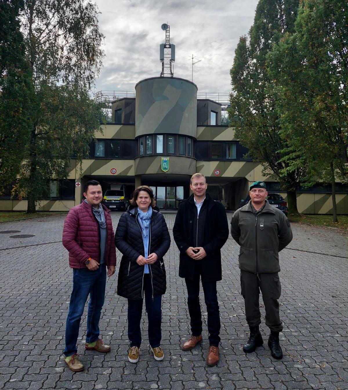 Im Beisein von AUF-Personalvertreter Vizeleutnant Mathias Wutscher (r.) besuchten FPÖ-GR Christian Schrammel, Bezirksparteiobfrau Edith Mühlberghuber und gf. BezPO Alexander Schnabel die Ostarrichi-Kaserne und testeten dort ihren Handyempfang.  	
