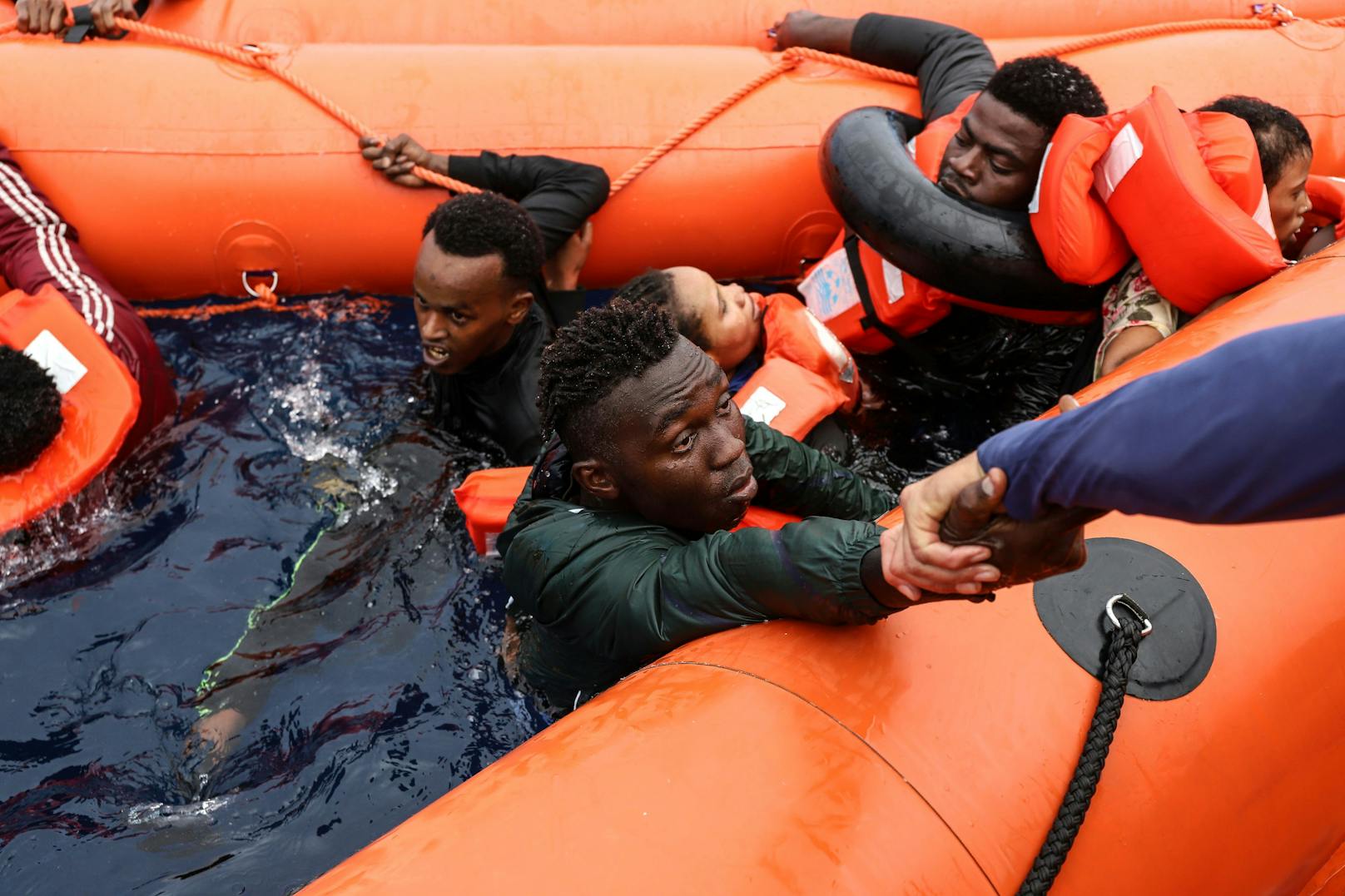 Die Migranten waren mit dem Schlauchboot am Weg nach Europa. 