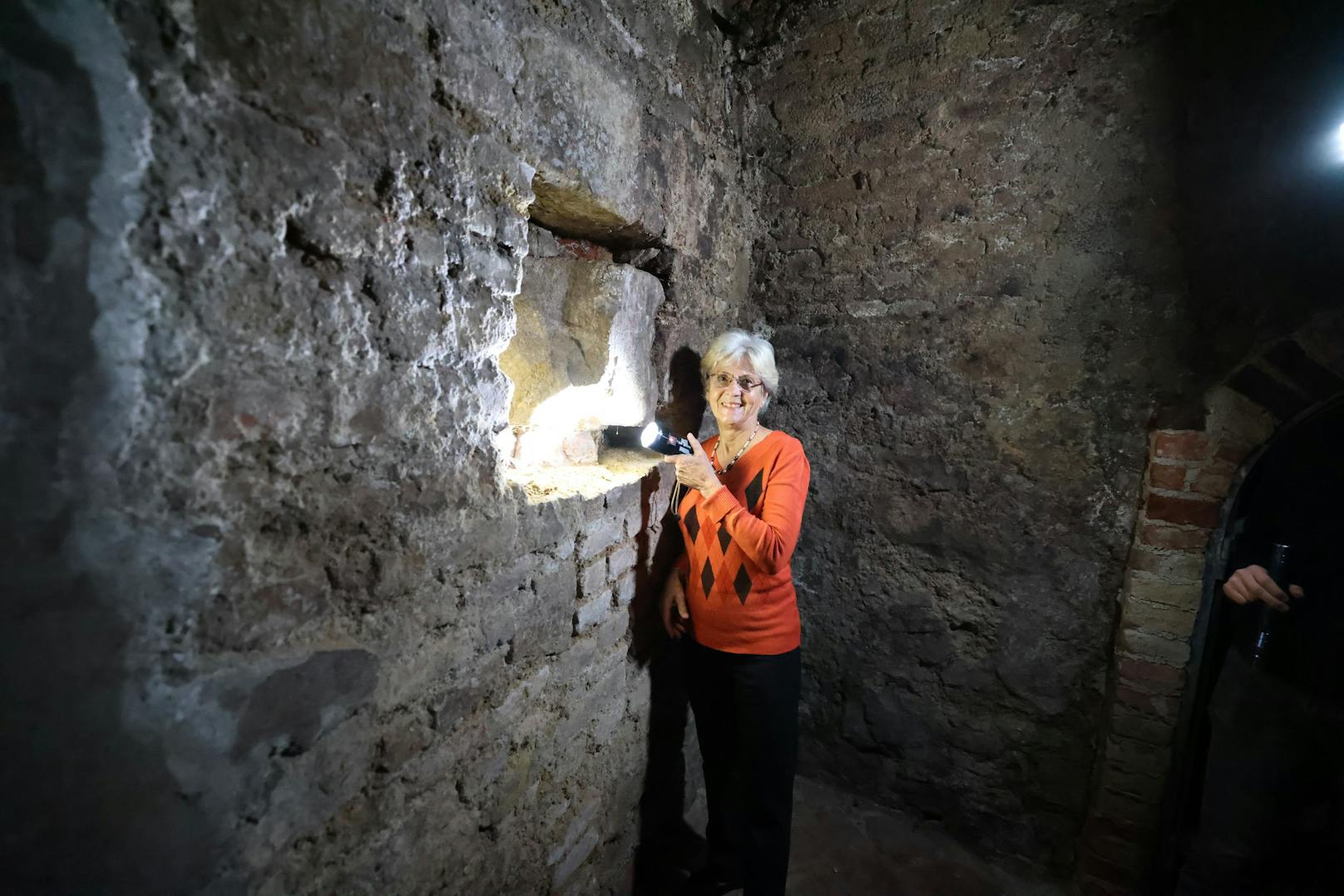 Für Rätsel sorgen auch die Steinquader, die im Kellergewölbe mit Ziegeln verbaut wurden. Gabriele Lukacs hat darauf eine besondere Entdeckung gemacht.