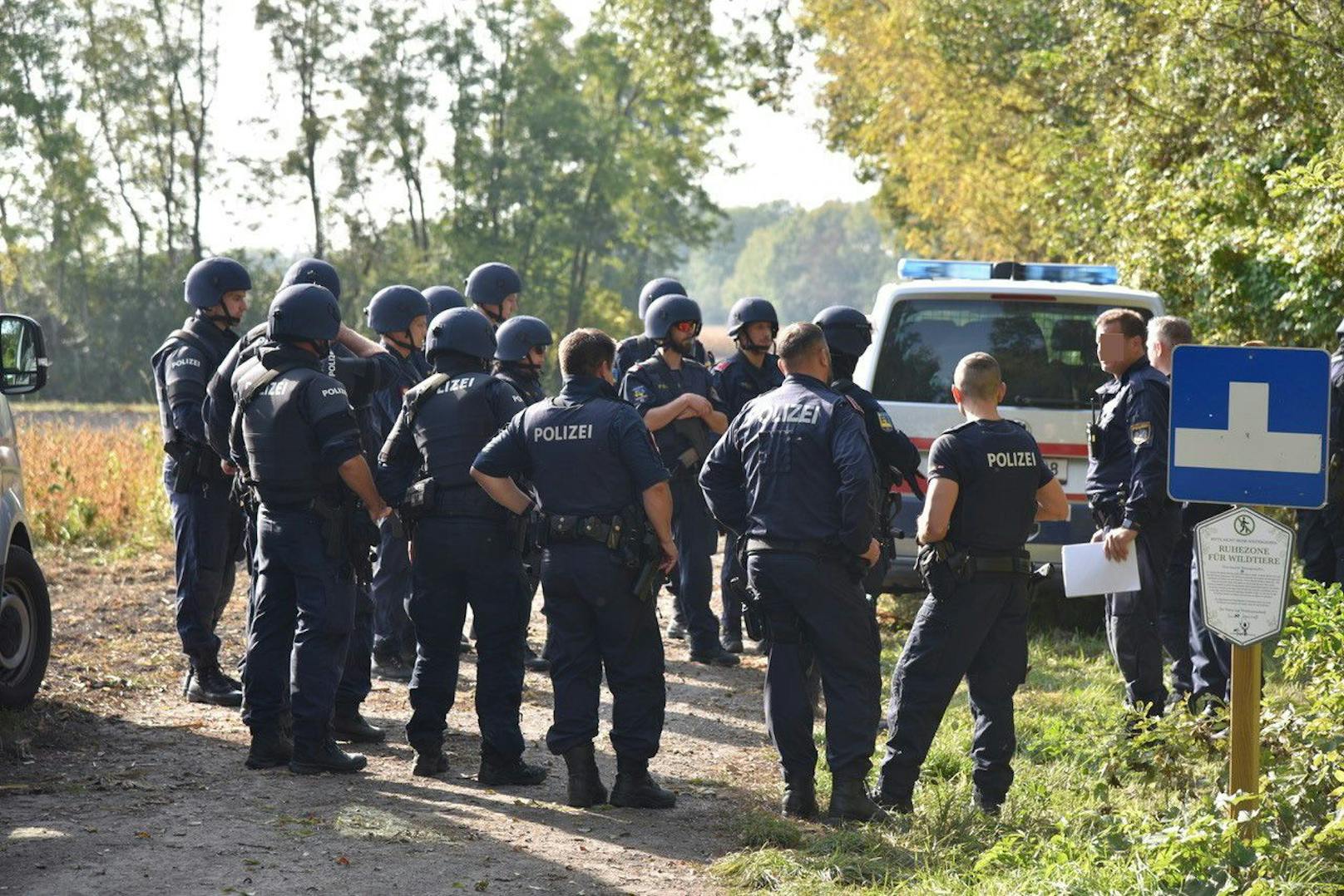 Polizei bei Besprechung.