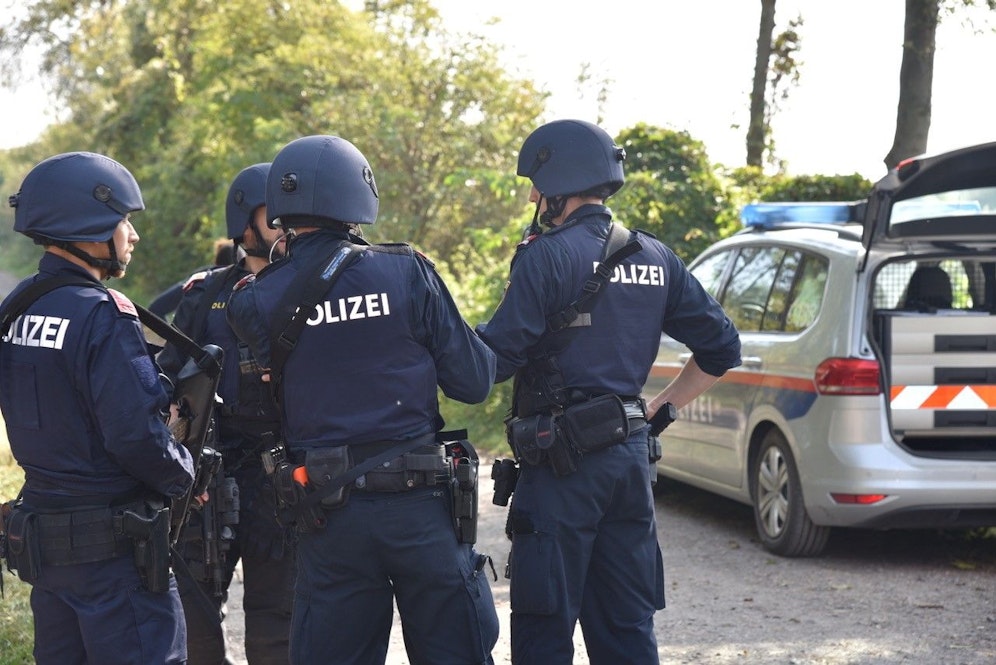 Hier fahndet die Polizei nach dem Verdächtigen.