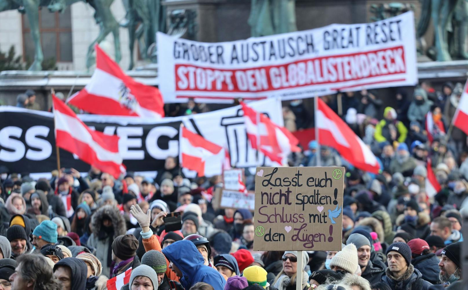 Ein Bild einer Corona-Demo in Wien im Jänner: Auf solchen Veranstaltungen tritt die betreffende Juristin regelmäßig auf.&nbsp;
