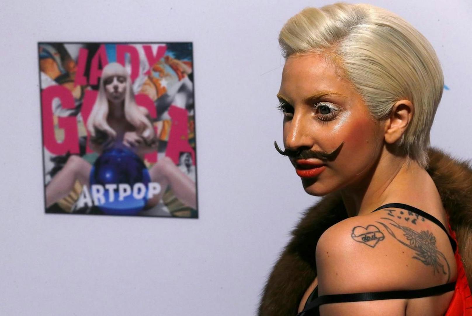 Immer wieder lassen sich im Berghain auch Promis blicken, wie 2013 Lady Gaga bei der Promotion ihres neuen Albums.