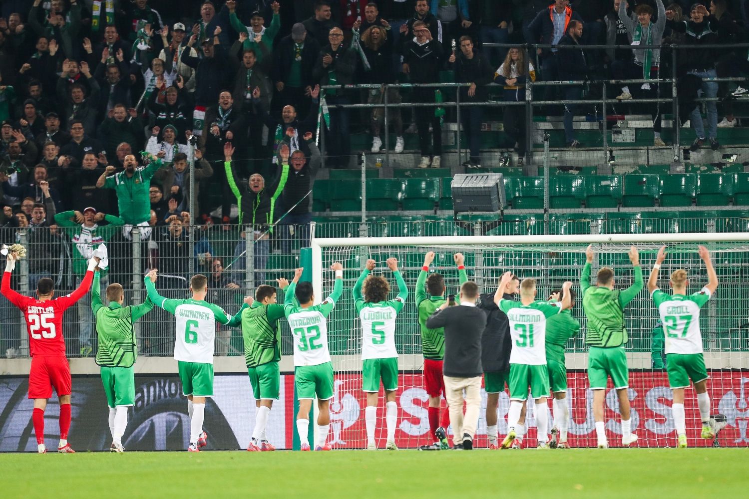 Rapid feiert den 2:1-Erfolg gegen Dinamo Zagreb. 