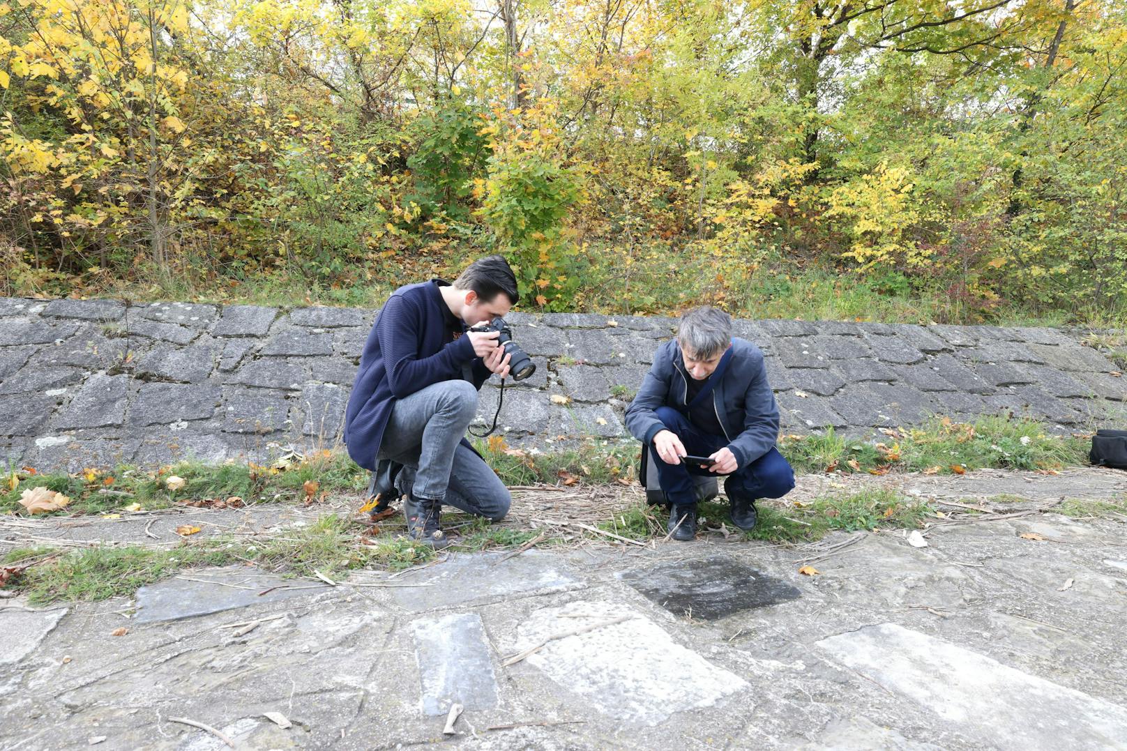 Lukas (l.) und Marcello von den "Wiener Unterwelten" dokumentieren und erforschen den Fund.