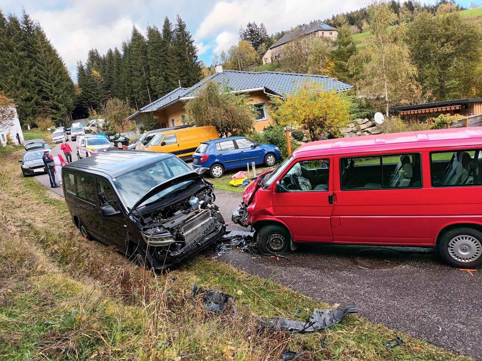 Bei einem Unfall zwischen zwei Kindergarten-Bussen in Helfenberg wurden drei Personen verletzt.