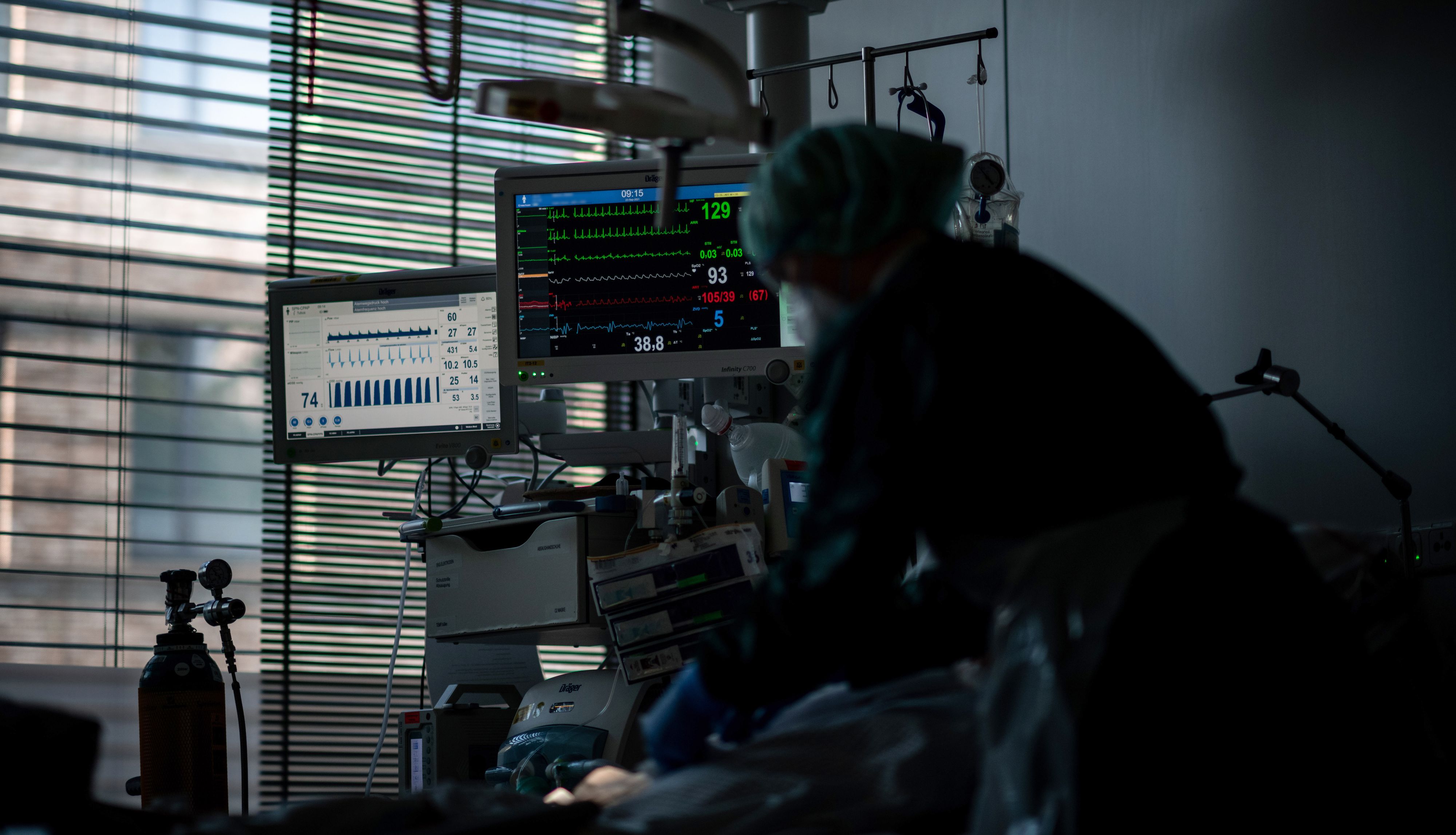 Download von www.picturedesk.com am 21.10.2021 (15:23).  23 September 2021, North Rhine-Westphalia, Essen: A nursing staff member stands in a room in the Corona intensive care unit at Essen University Hospital and treats a patient. Patients with Corona infection are treated in the IT2 intensive care unit at the Operative Center II of Essen University Hospital. Photo: Fabian Strauch/dpa - ATTENTION: Nameplate on monitor has been pixelated for legal reasons - 20210923_PD3253 - Rechteinfo: Rights Managed (RM)