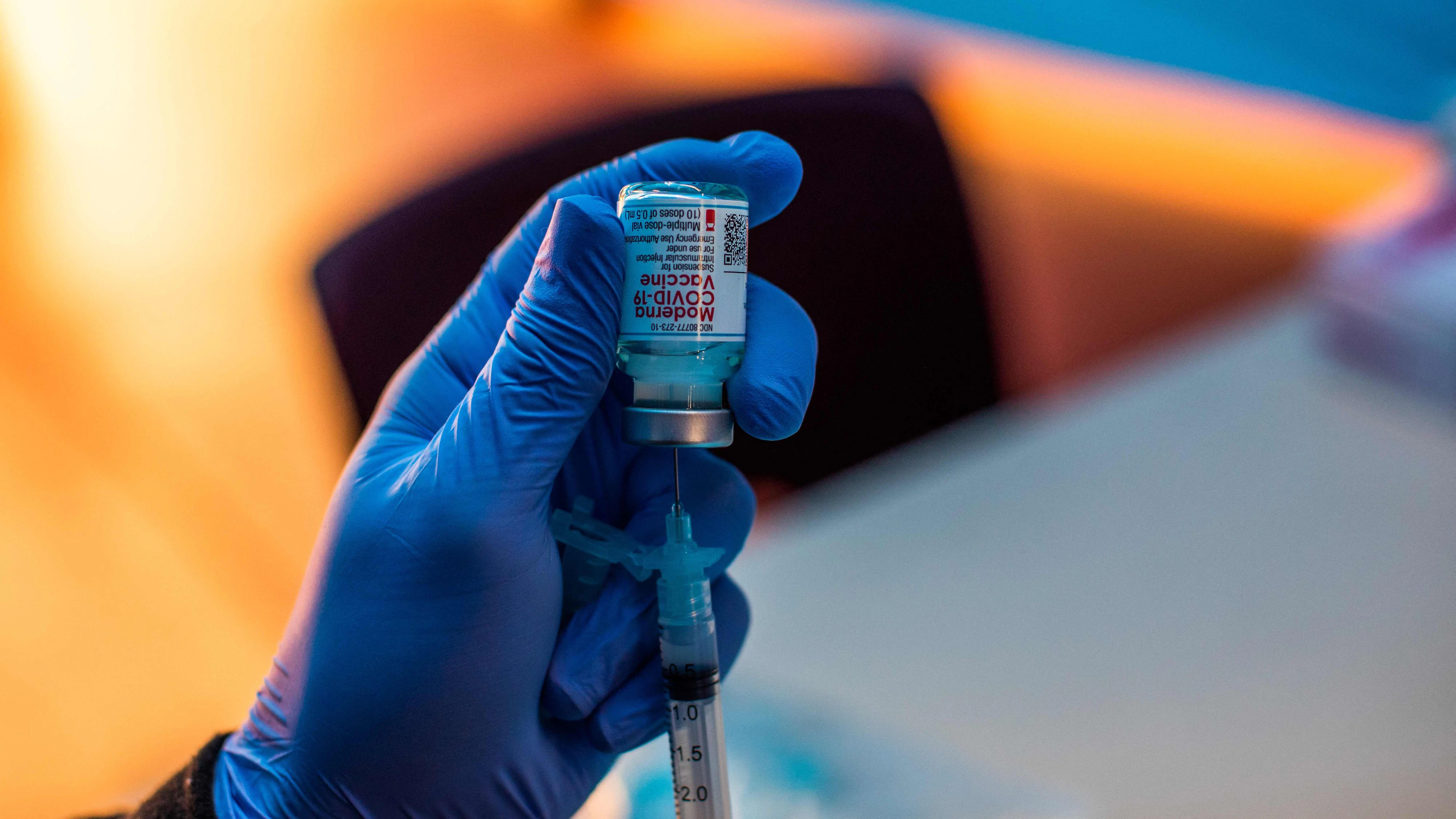 Download von www.picturedesk.com am 21.10.2021 (17:29).  (FILES) In this file photo taken on February 16, 2021 medical workers load syringes with the Moderna Covid-19 vaccine to be administered by nurses at a vaccination site at Kedren Community Health Center, in South Central Los Angeles. - An expert committee on October 14, 2021 recommended a booster dose of Moderna's anti-Covid vaccine in the United States for certain at-risk groups, a month after making a similar decision for the Pfizer shot. (Photo by Apu GOMES / AFP) - 20211014_PD9334 - Rechteinfo: Rights Managed (RM) Nur für redaktionelle Nutzung! Werbliche Nutzung erfordert Freigabe: bitte schicken Sie uns eine Anfrage.