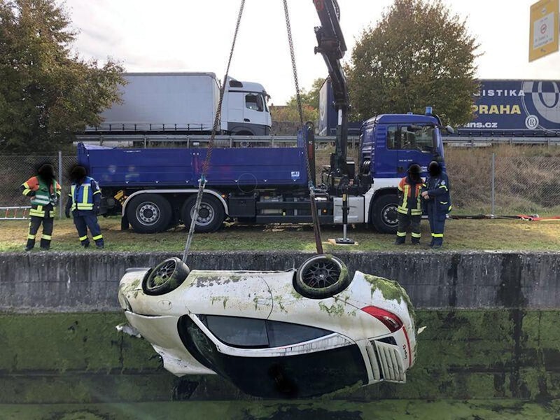 Danach wurde der Wagen per Kran geborgen. Im Auto lag der tote Fahrer.