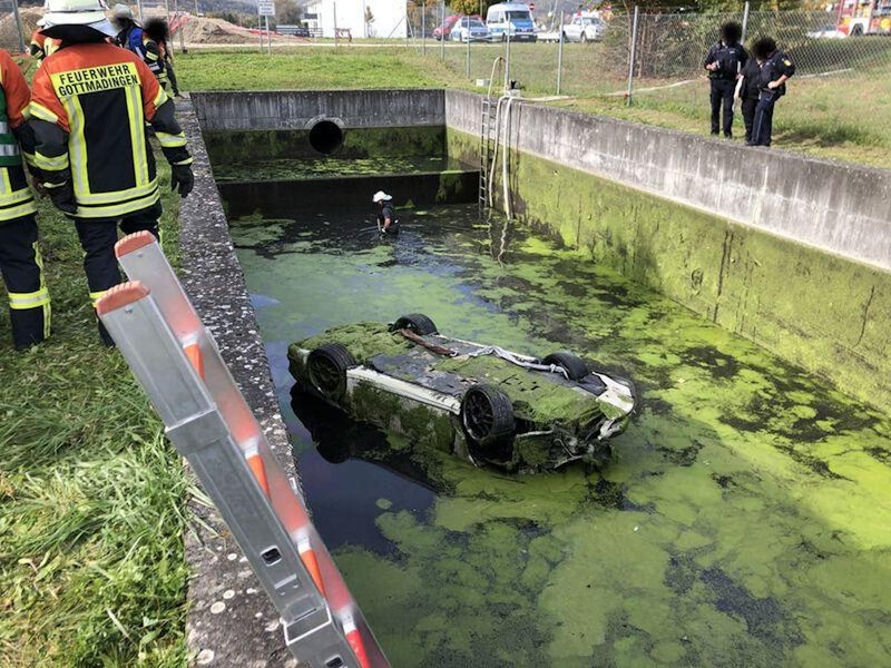 Der Porsche landete beim Unfall in einem Rückhaltebecken.