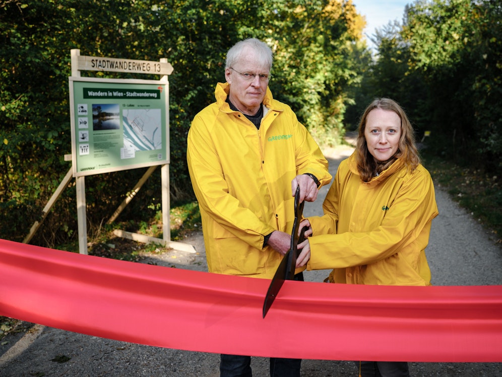 Alexander Egit, Geschäftsführer von Greenpeace in Zentral- und Osteuropa, eröffnete mit&nbsp;Umwelthistorikerin Gertrude Haidvogl den neuen Stadtwanderweg 13.
