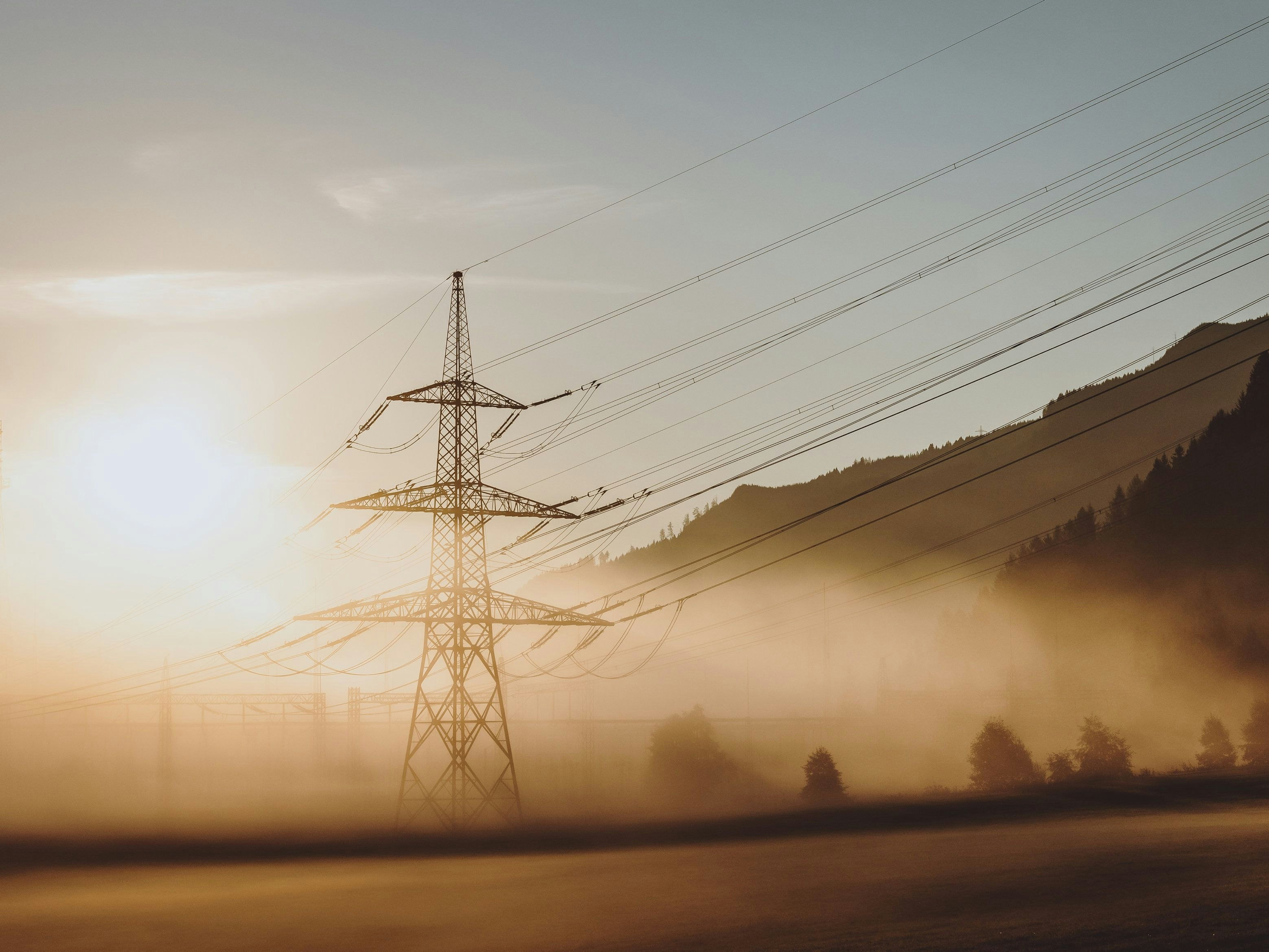 Download von www.picturedesk.com am 21.10.2021 (07:47).  THEMENBILD - Strommasten und Leitungen bei Sonnenaufgang im Nebel bei Gegenlicht, aufgenommen am 08. September 2021 in Kaprun, Österreich // Power poles and lines at sunrise in backlit fog, Kaprun Austria on 2021/09/08. EXPA Pictures © 2021, PhotoCredit: EXPA/ JFK - 20210908_PD0775 - Rechteinfo: Rights Managed (RM)