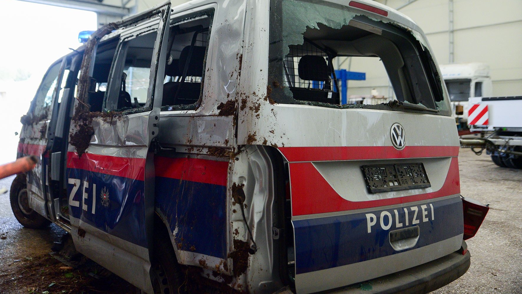 Demoliert! Die Fahrt endete mit einem Überschlag an einem Baum. 