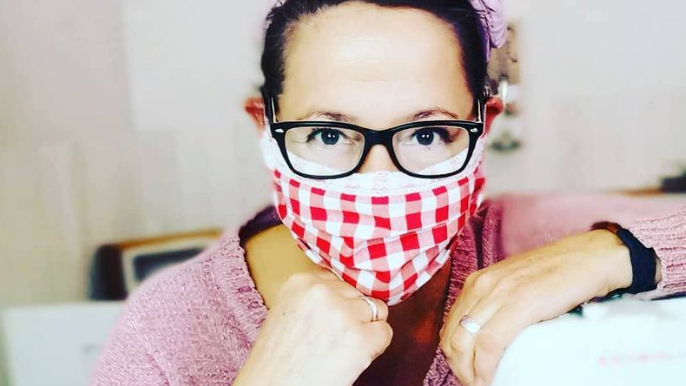 Dabei näht sie sogar selber Masken – Monica Weinzettl