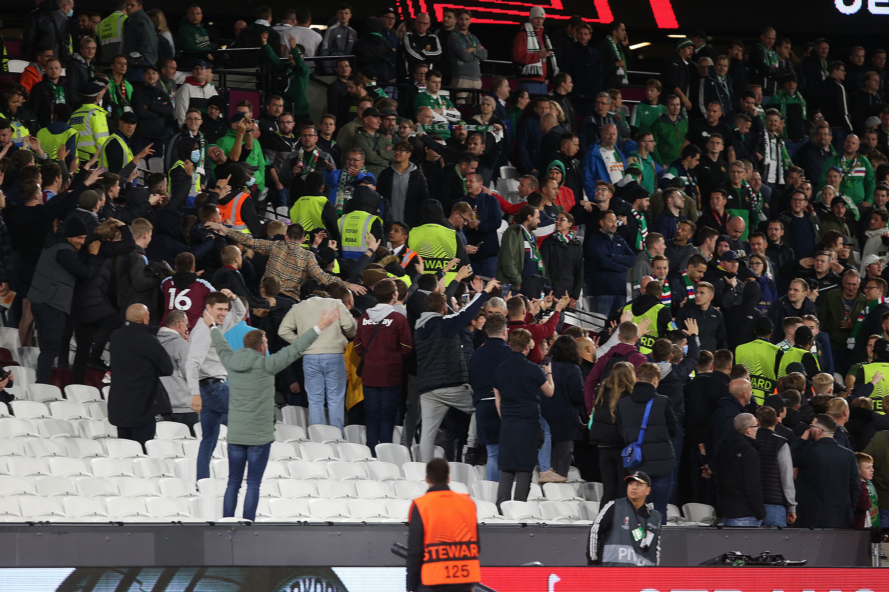 Während des Duells West Ham United gegen Rapid Wien kam es zu Tumulten auf den Rängen. 
