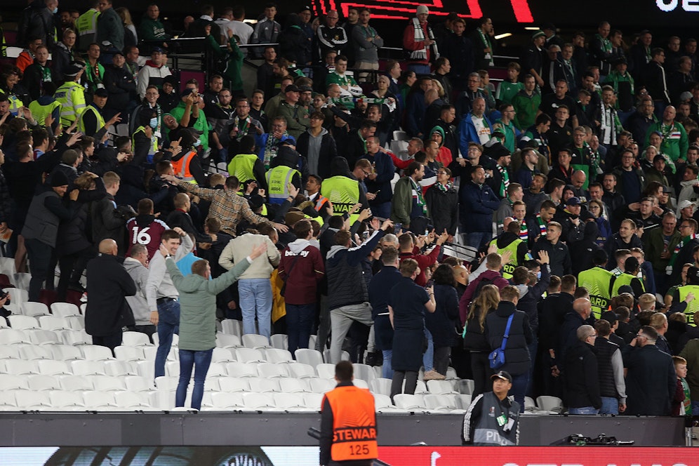 Während des Duells West Ham United gegen Rapid Wien kam es zu Tumulten auf den Rängen. 