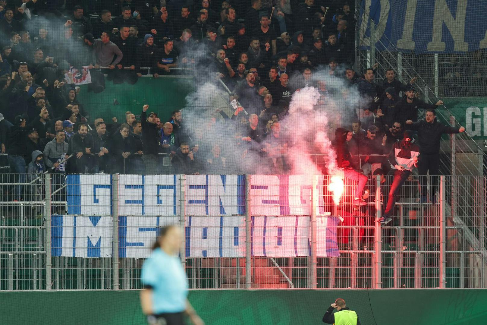 Auch die Dinamo-Fans protestieren gegen 2G. 