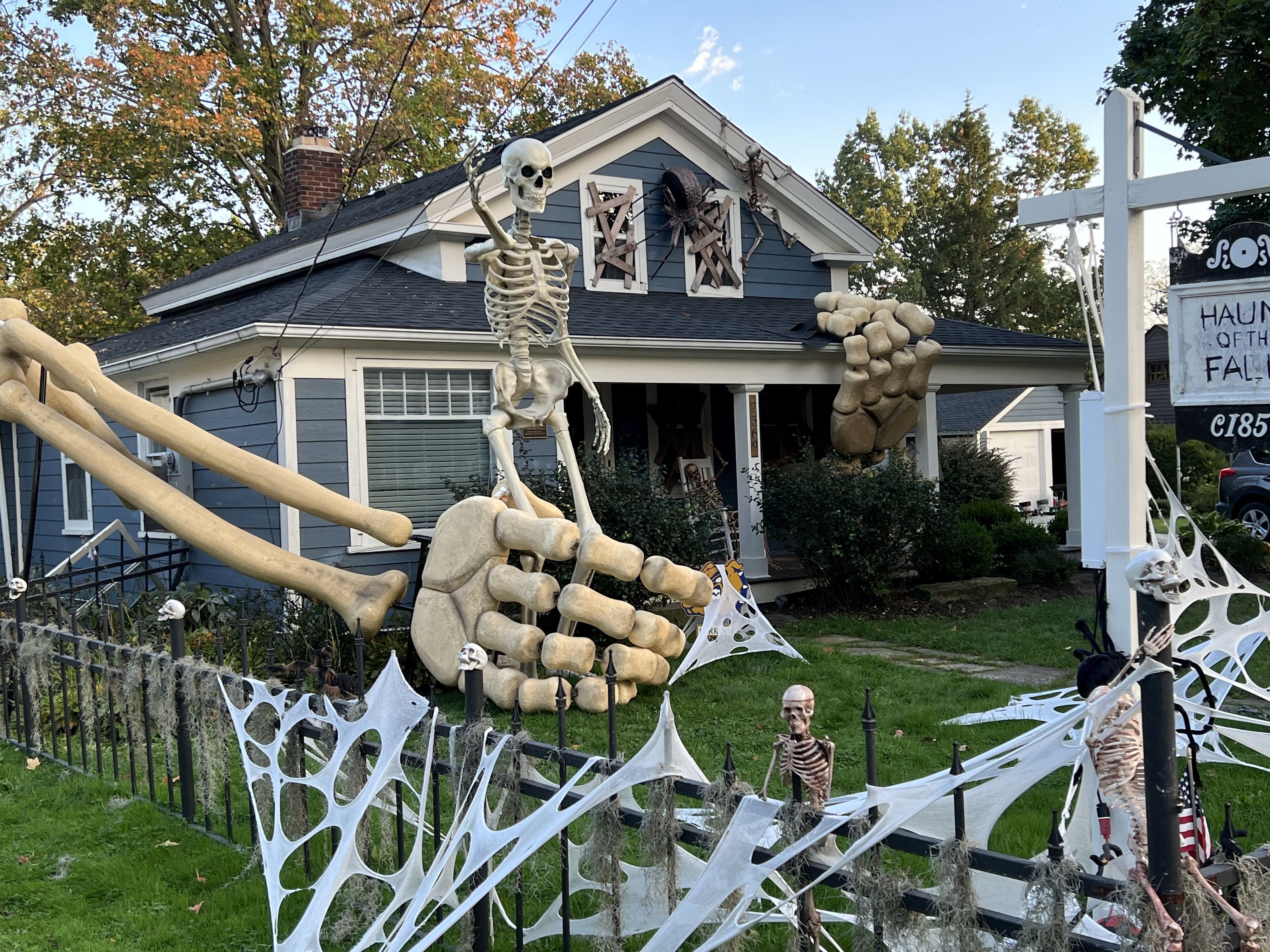 Alan Perkins spricht von sich selbst als "Fanatiker". Er baute eine riesige Halloween-Attraktion. 