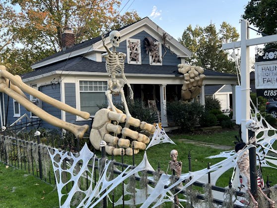 Alan Perkins spricht von sich selbst als "Fanatiker". Er baute eine riesige Halloween-Attraktion.