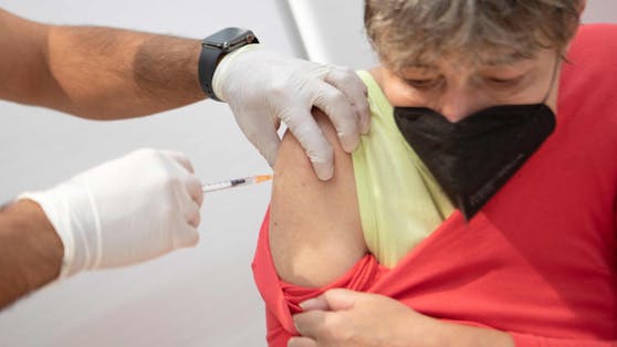 Die dritte Corona-Impfung erhöht den Infektionsschutz deutlich.