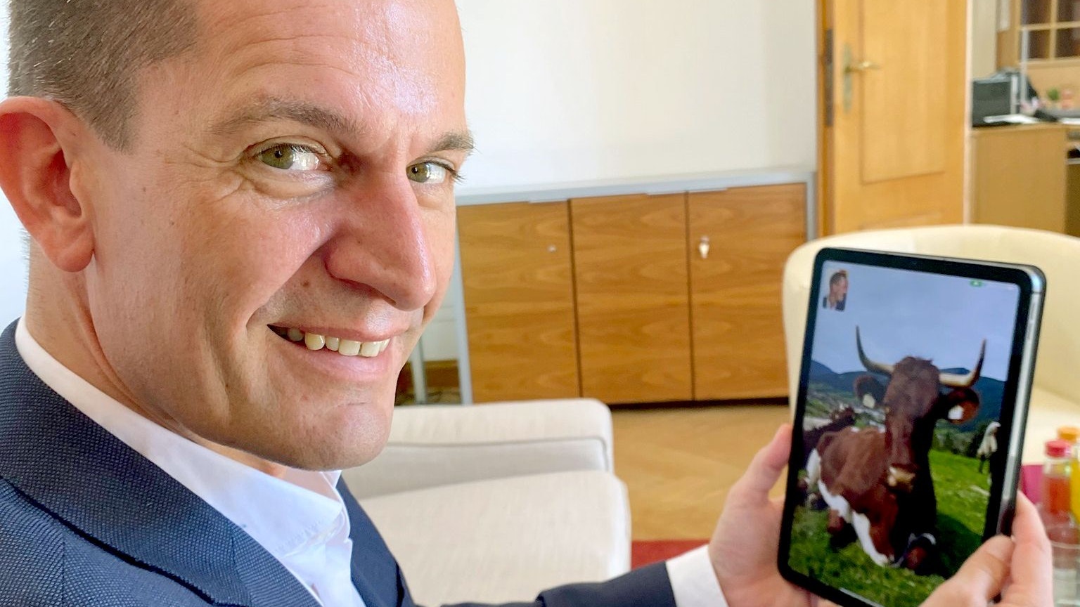 Das letzte Instagram-Bild des Gesundheitsministers: Ein Telefonat mit einer Kuh.