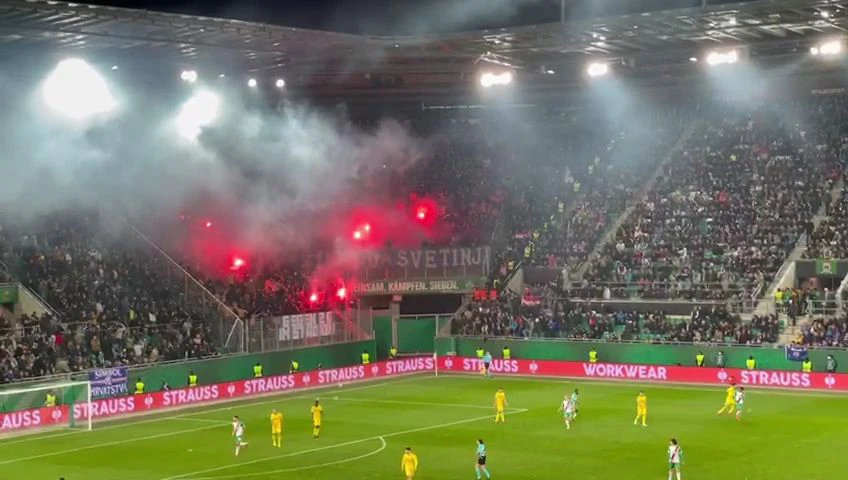 Oben ohne und laut: die Dinamo-Fans im Allianz-Stadion