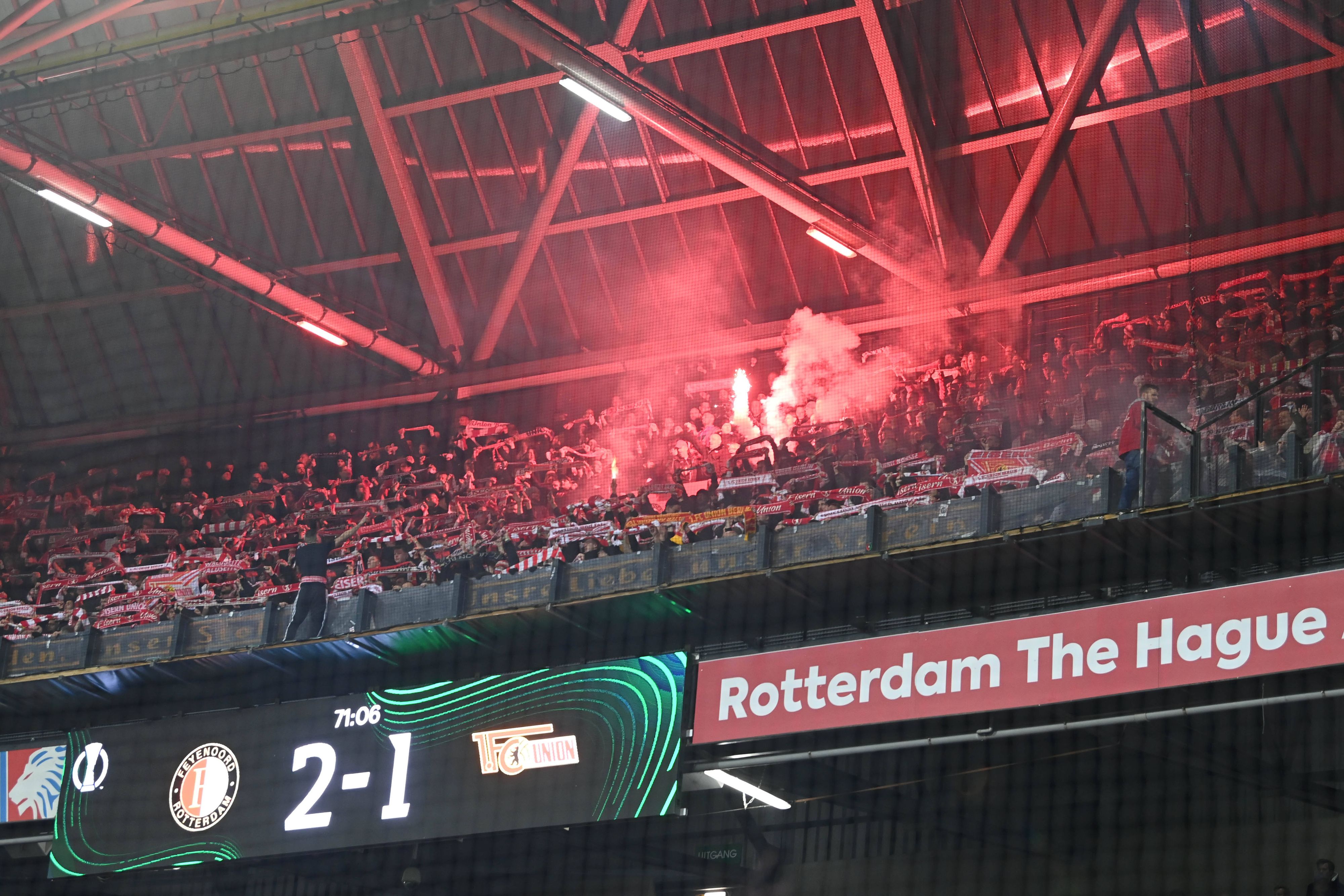 Es gibt Berichte über Verletzte und Festnahmen vor dem Union-Sektor. 