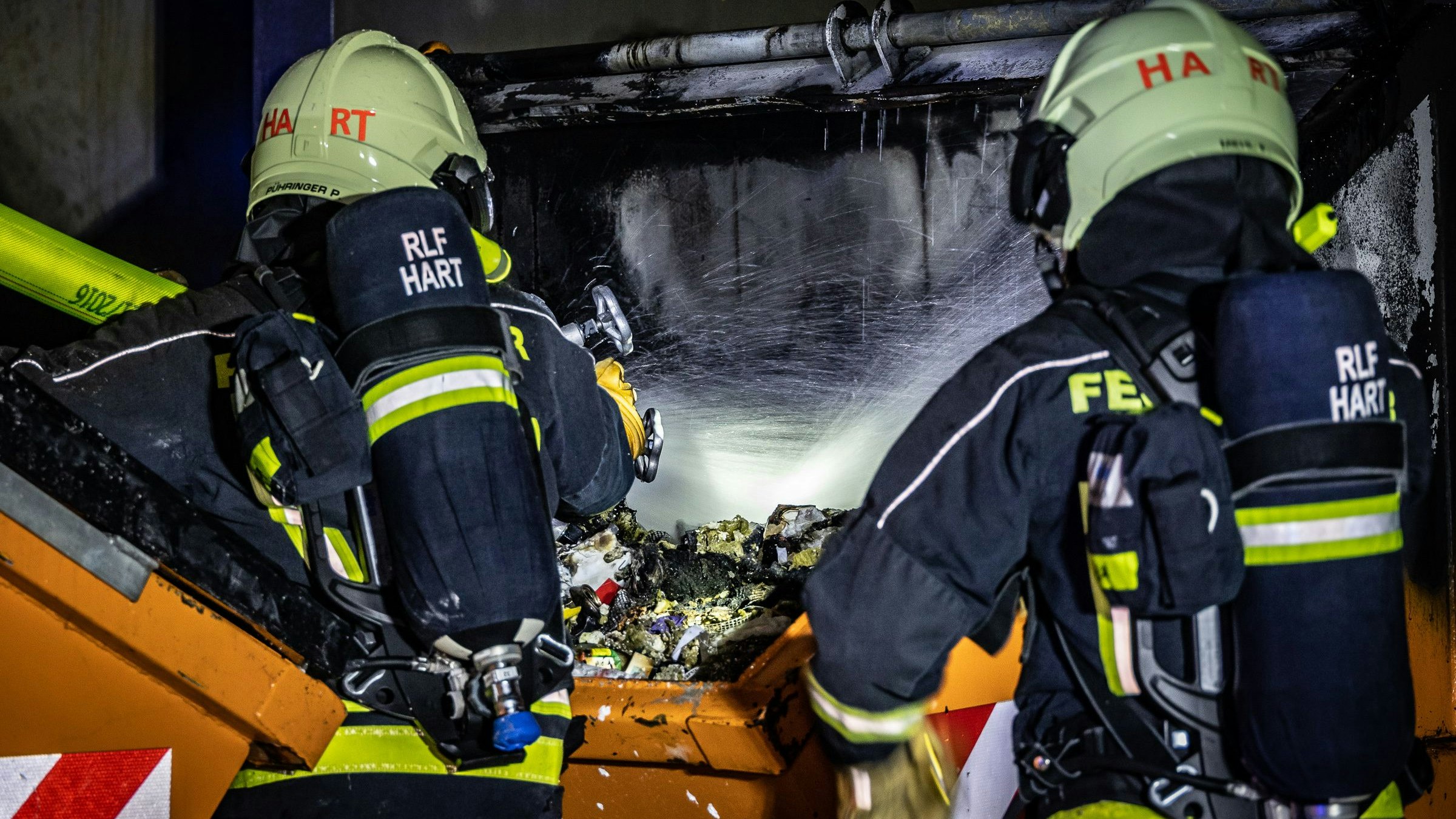 Ein Anrufer meldete kurz nach Mitternacht den Brand.