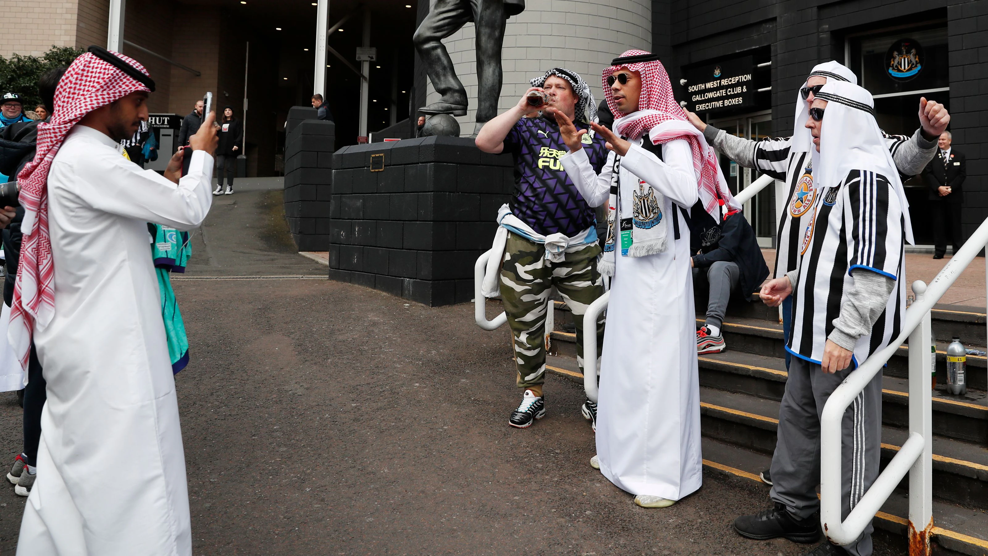 Einige Newcastle-United Fans kamen mit Tuch am Kopf.