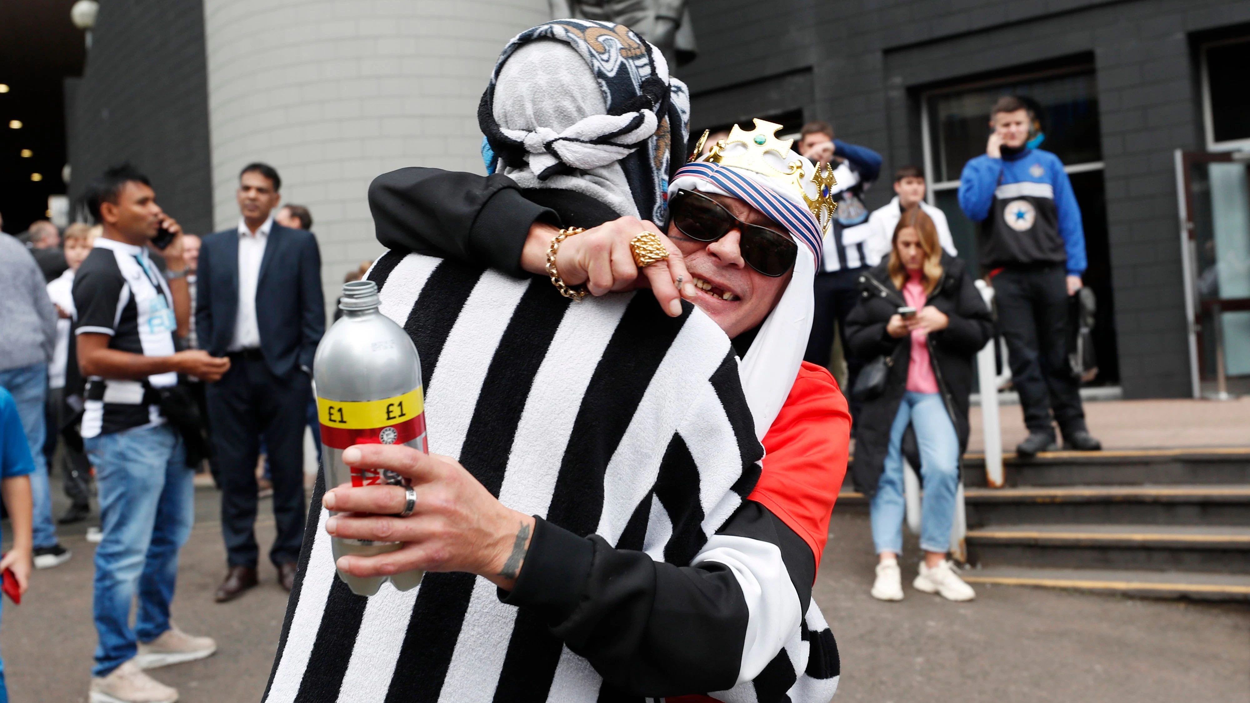 Fans trugen "arabische Kleidung" – dem Verein ist das ein Dorn im Auge.