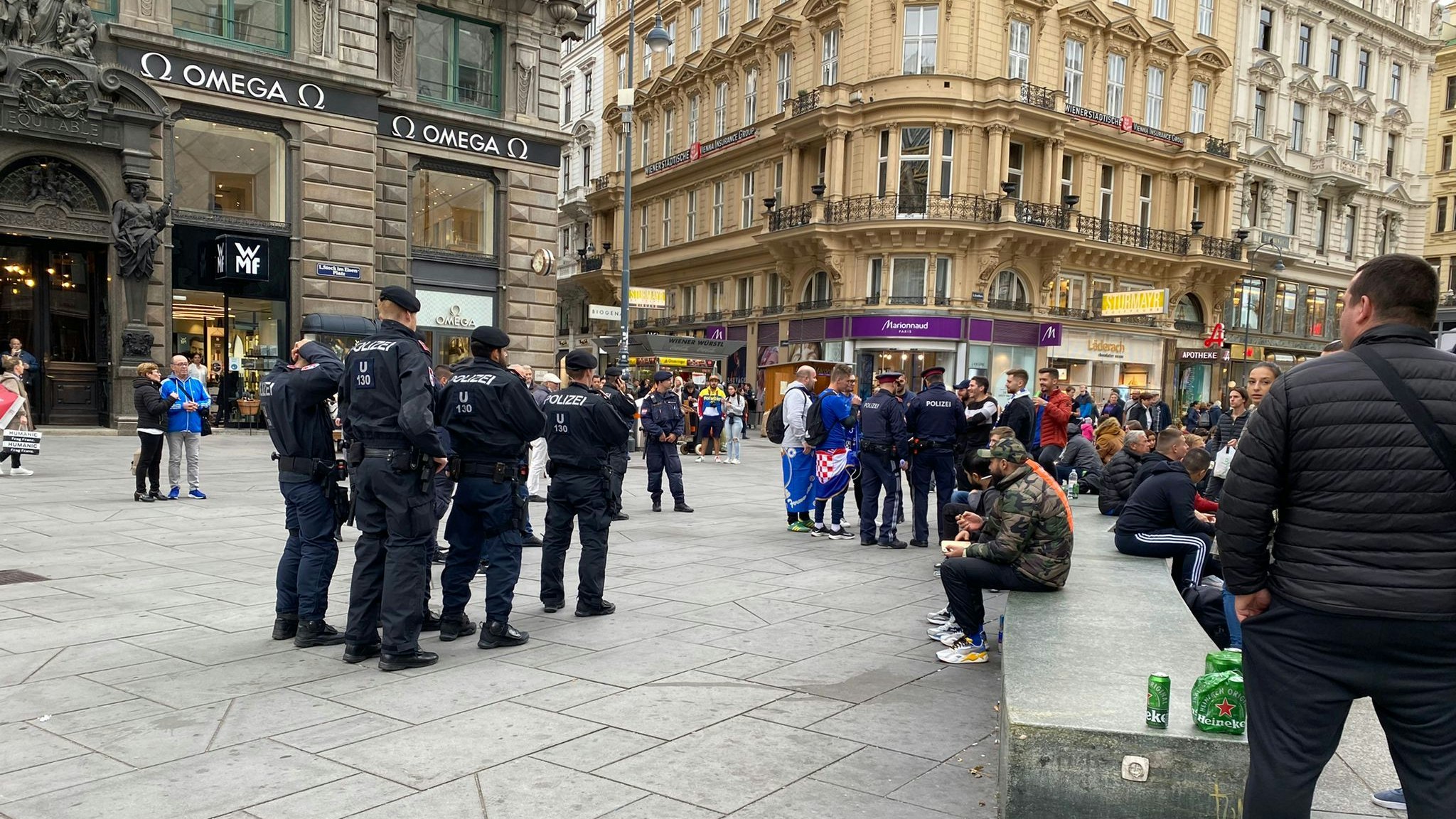 Die Fans von Dinamo Zagreb beim Stephansplatz in Wien