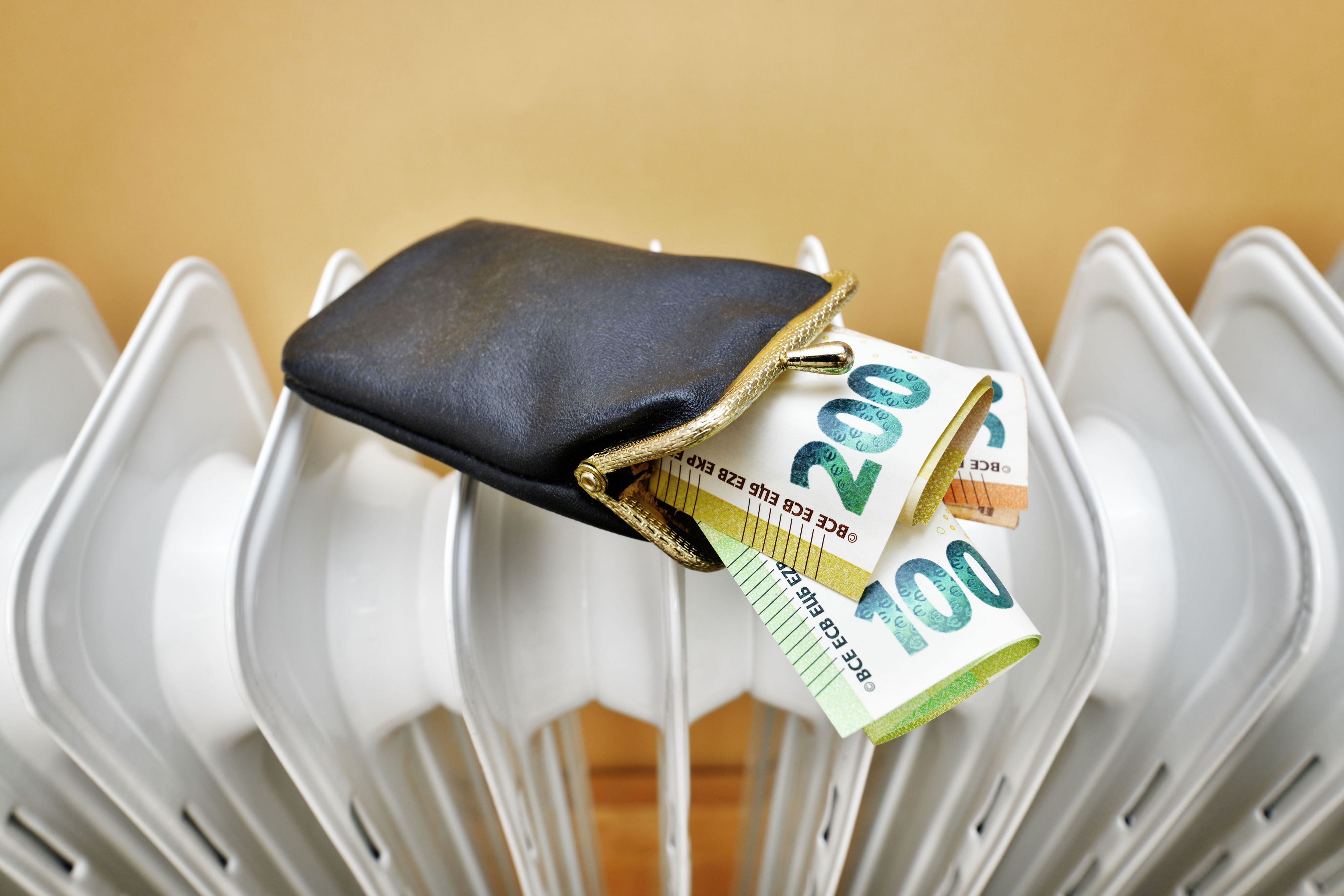 Download von www.picturedesk.com am 21.10.2021 (17:02).  ACT action_36595001 -- Geldbörse auf Heizung, Symbolfoto steigende Heizkosten / action press - 20211020_PD15297 - Rechteinfo: Rights Managed (RM)