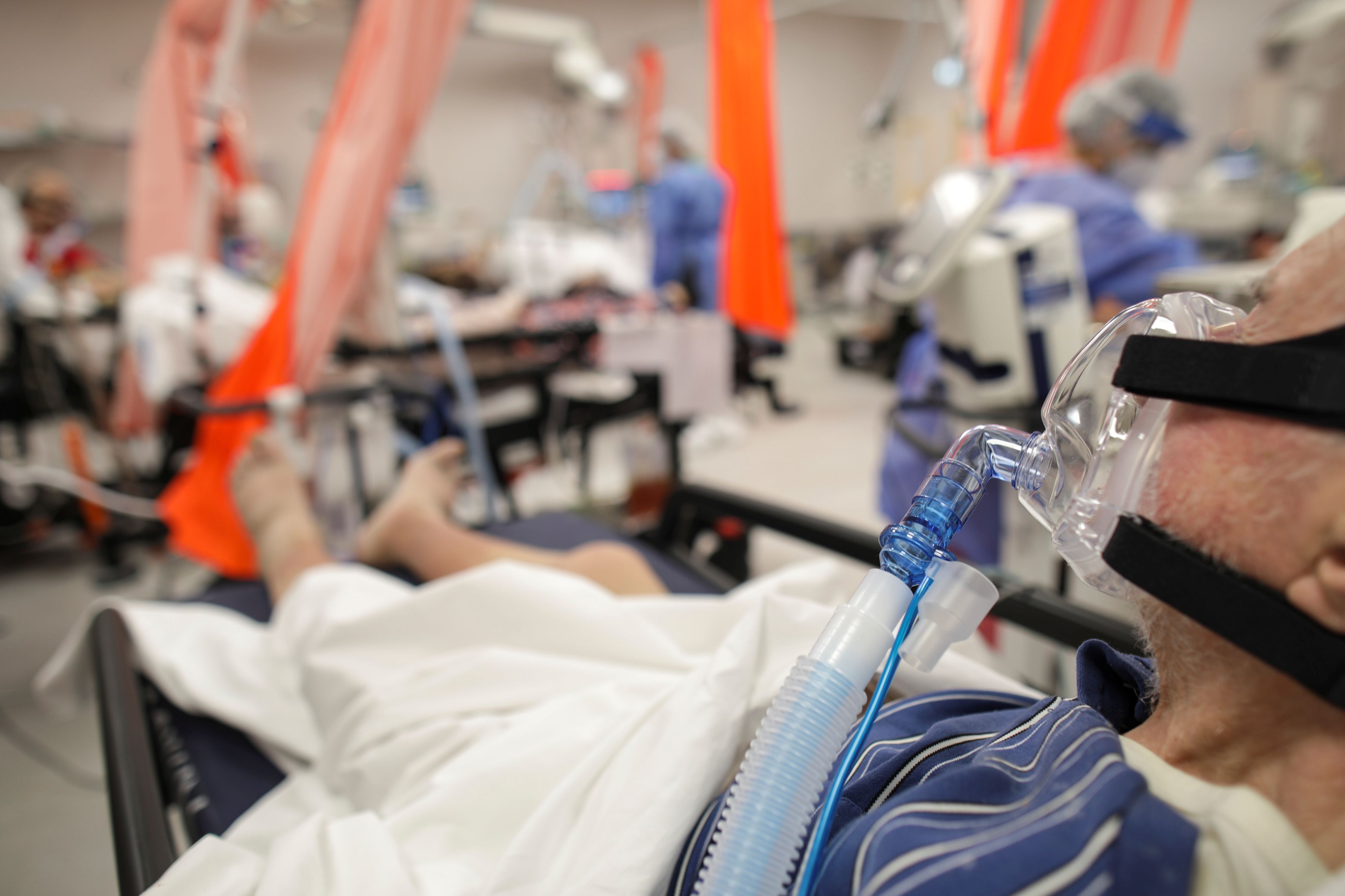 Immer mehr Patienten landen auch schwerkrank auf den heimischen Intensivstationen.