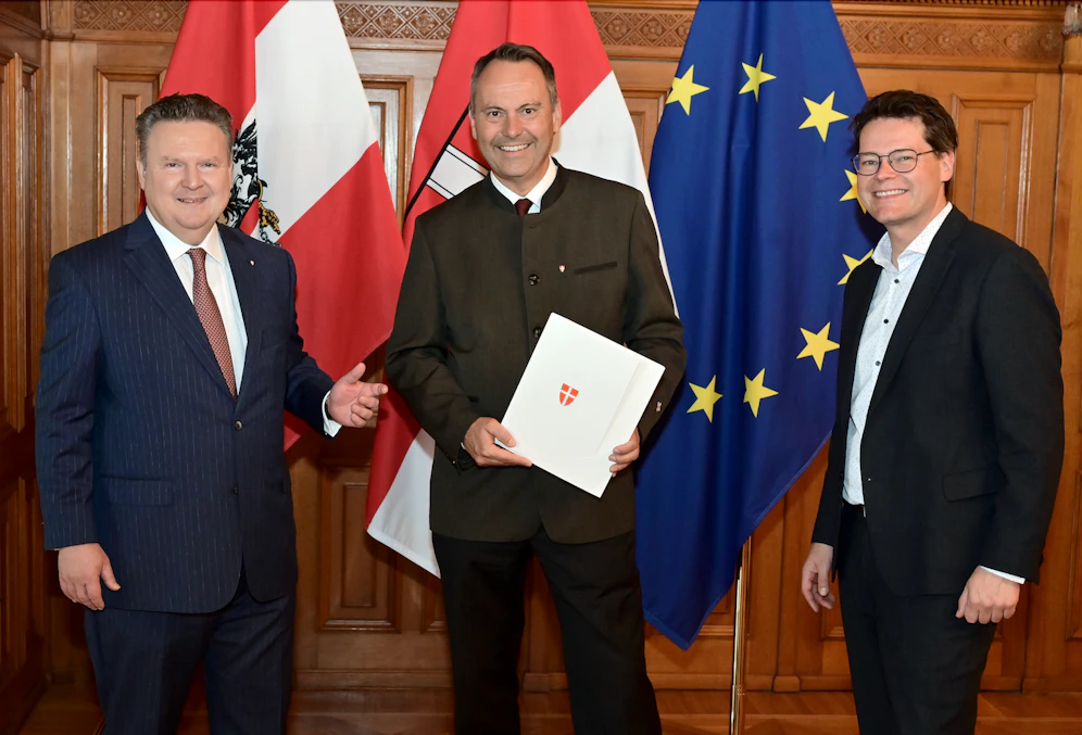 Bürgermeister Michael Ludwig (SPÖ, l.) und Klimastadtrat Jürgen Czernohorszky (SPÖ, r.) bestellten Forstdirektor Andreas Januskovecz (M.) zum&nbsp; Bereichsleiter für Klima-Agenden.&nbsp;