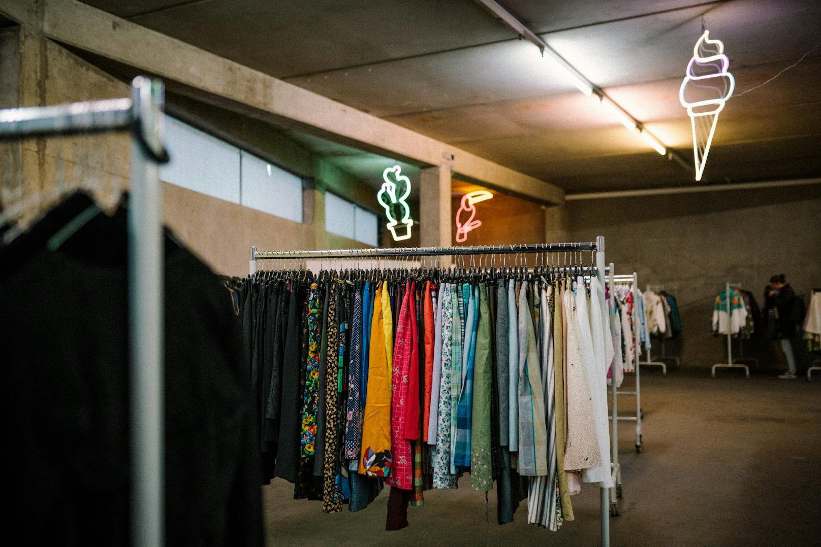 Vintage-Stücke wie T-Shirts, Windbreaker, Lederjacken, Hemden mit Prints, Sweaters und Hoodies sind beim Pop-up von Be Thrifty zu haben.