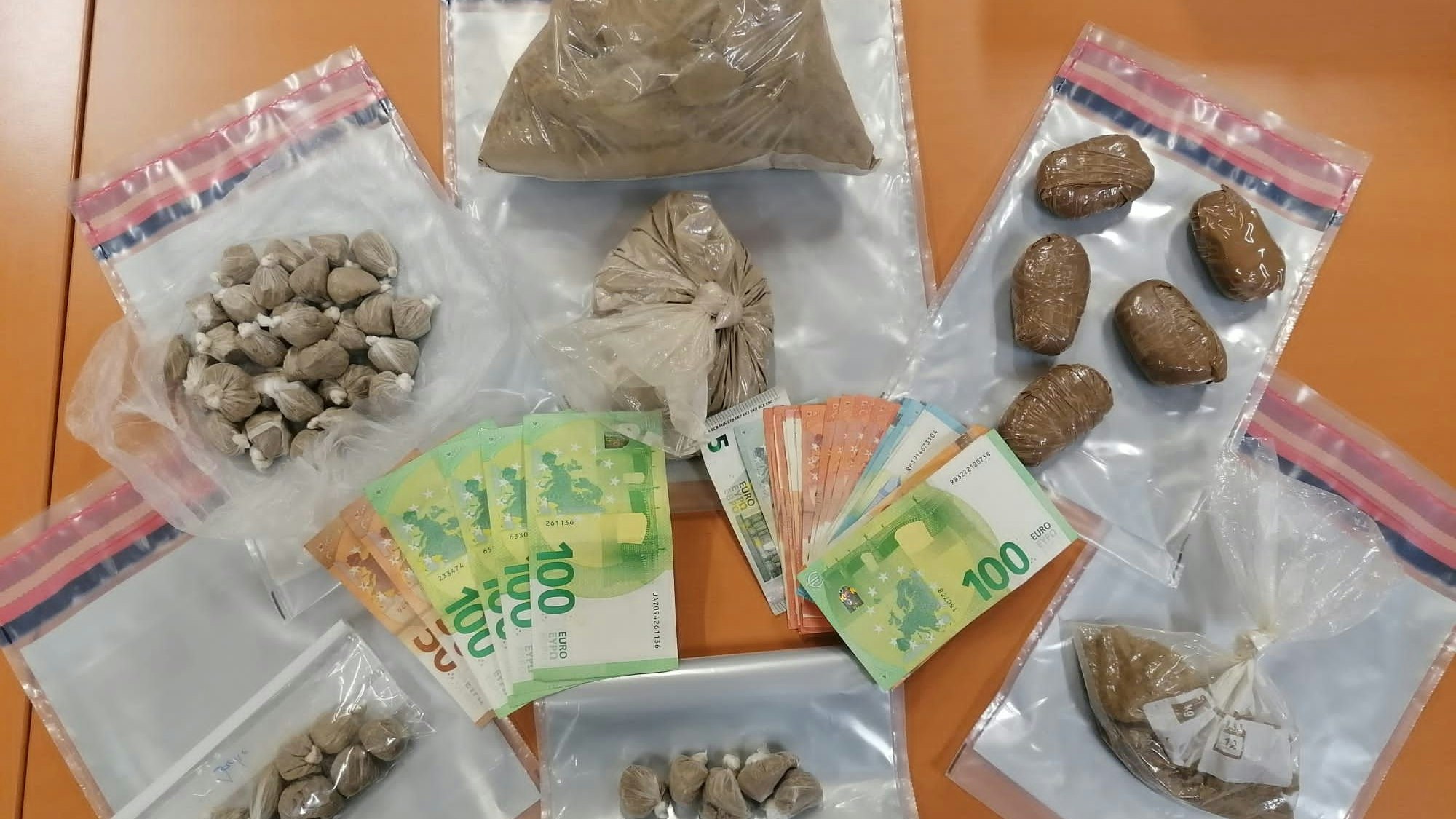 Es wurden ca. 600 Gramm Heroin, 1.200 Gramm Streckmittel und über 900 Euro Bargeld sichergestellt.