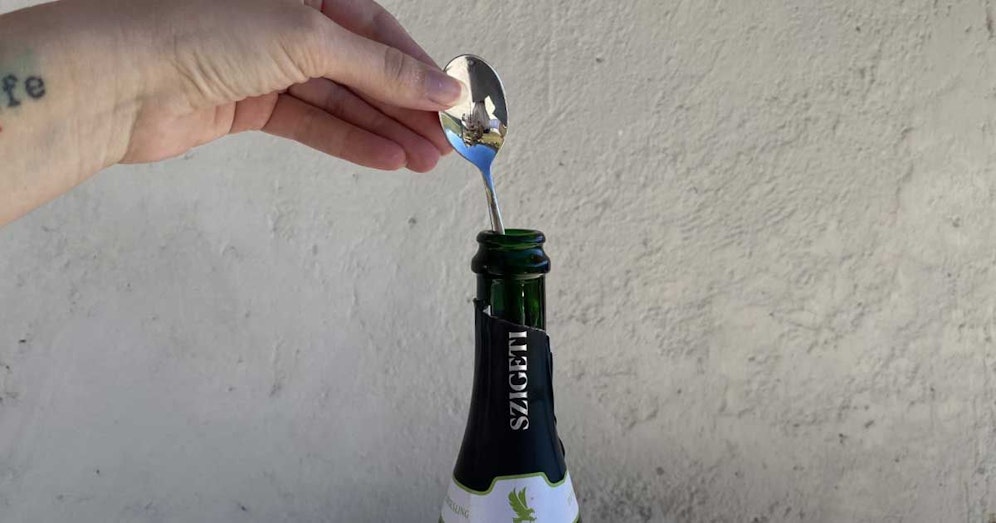 Ist der Löffel als Korken nur ein Mythos oder funktioniert er wirklich? Wir klären auf.