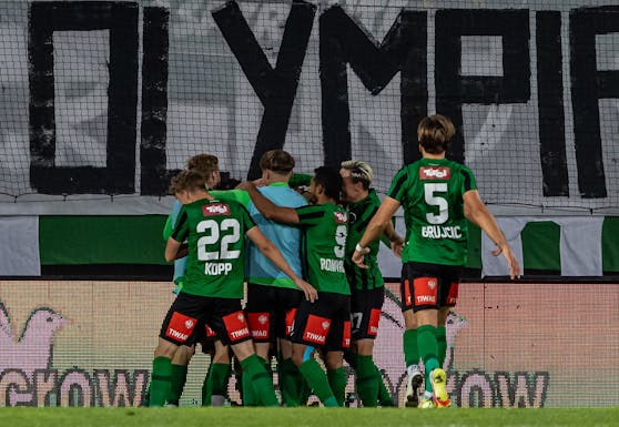 Wacker Innsbruck feiert den 5:1-Heimerfolg.