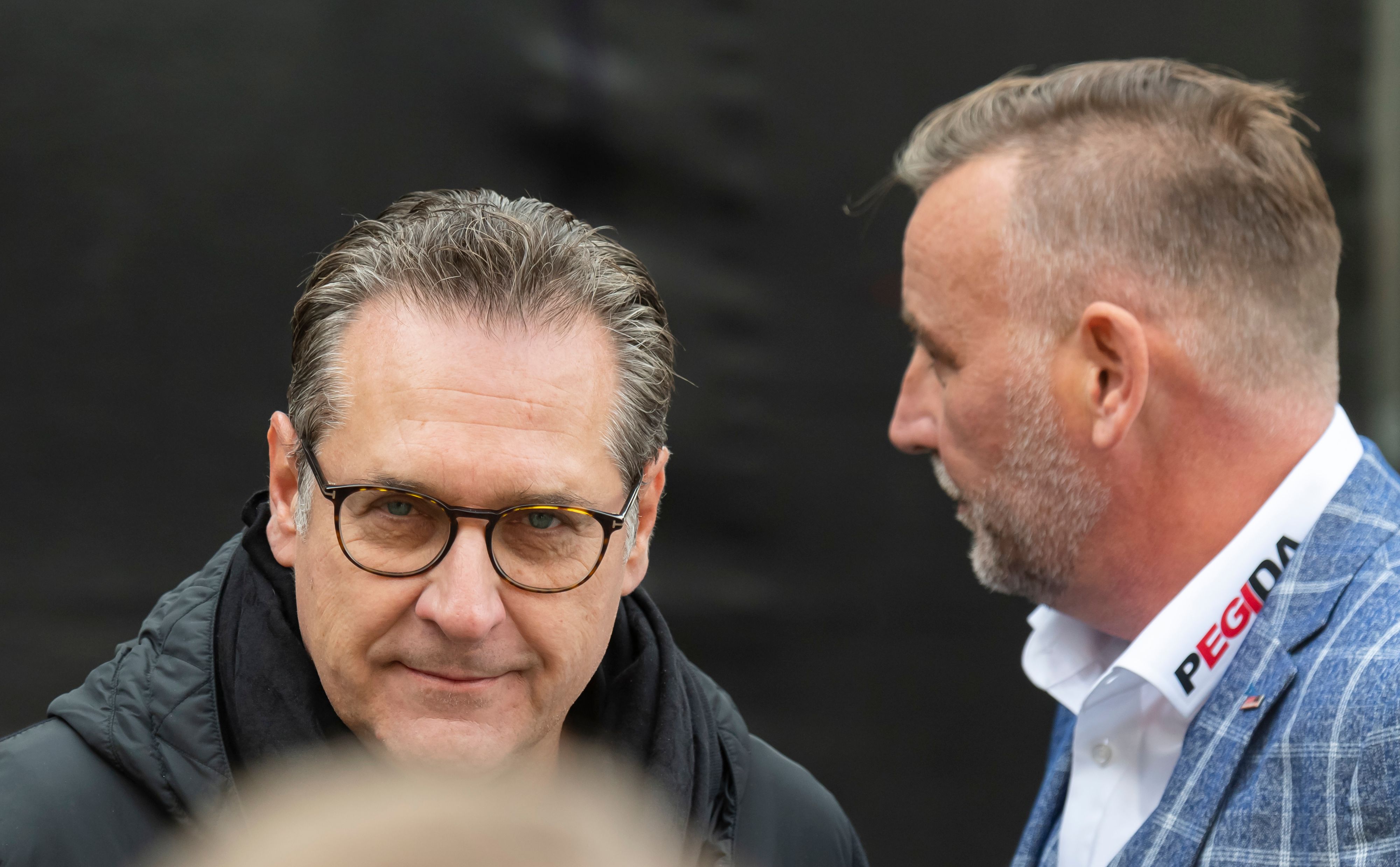 Strache beim 7-Jahre-Jubiläum von PEGIDA vergangenes Wochenende mit Lutz Bachmann, dabei sang er etwa die Deutsche Nationalhymne mit.