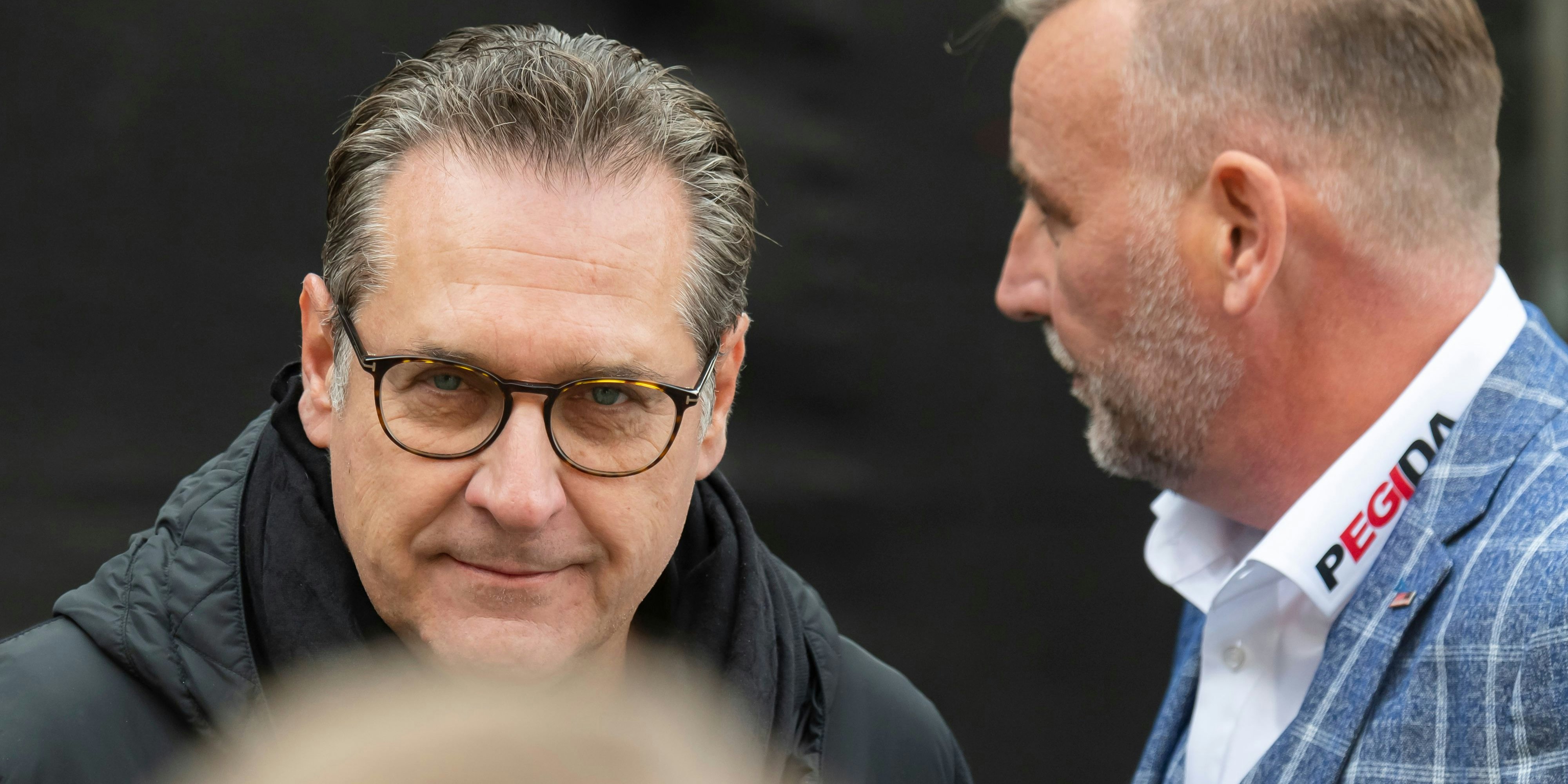 Strache beim 7-Jahre-Jubiläum von PEGIDA vergangenes Wochenende, dabei sang er etwa die Deutsche Nationalhymne mit.