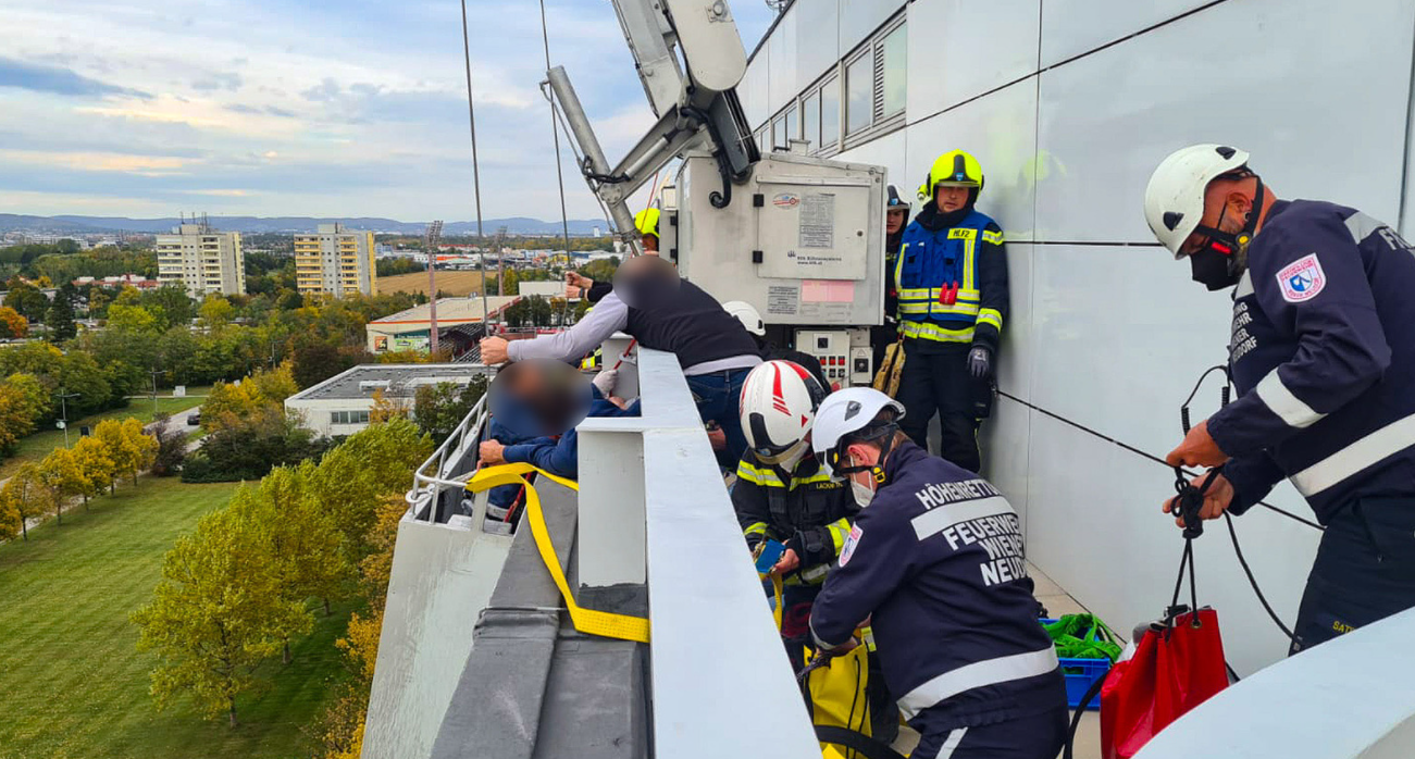 Die Feuerwehr rettete den Arbeiter aus der Fensterputzgondel.