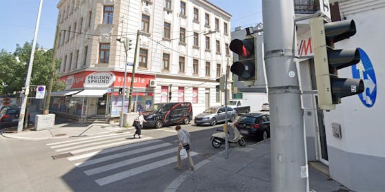 Der Frau wurde auf einem Schutzweg auf der Wagramer Straße über den Fuß gefahren.